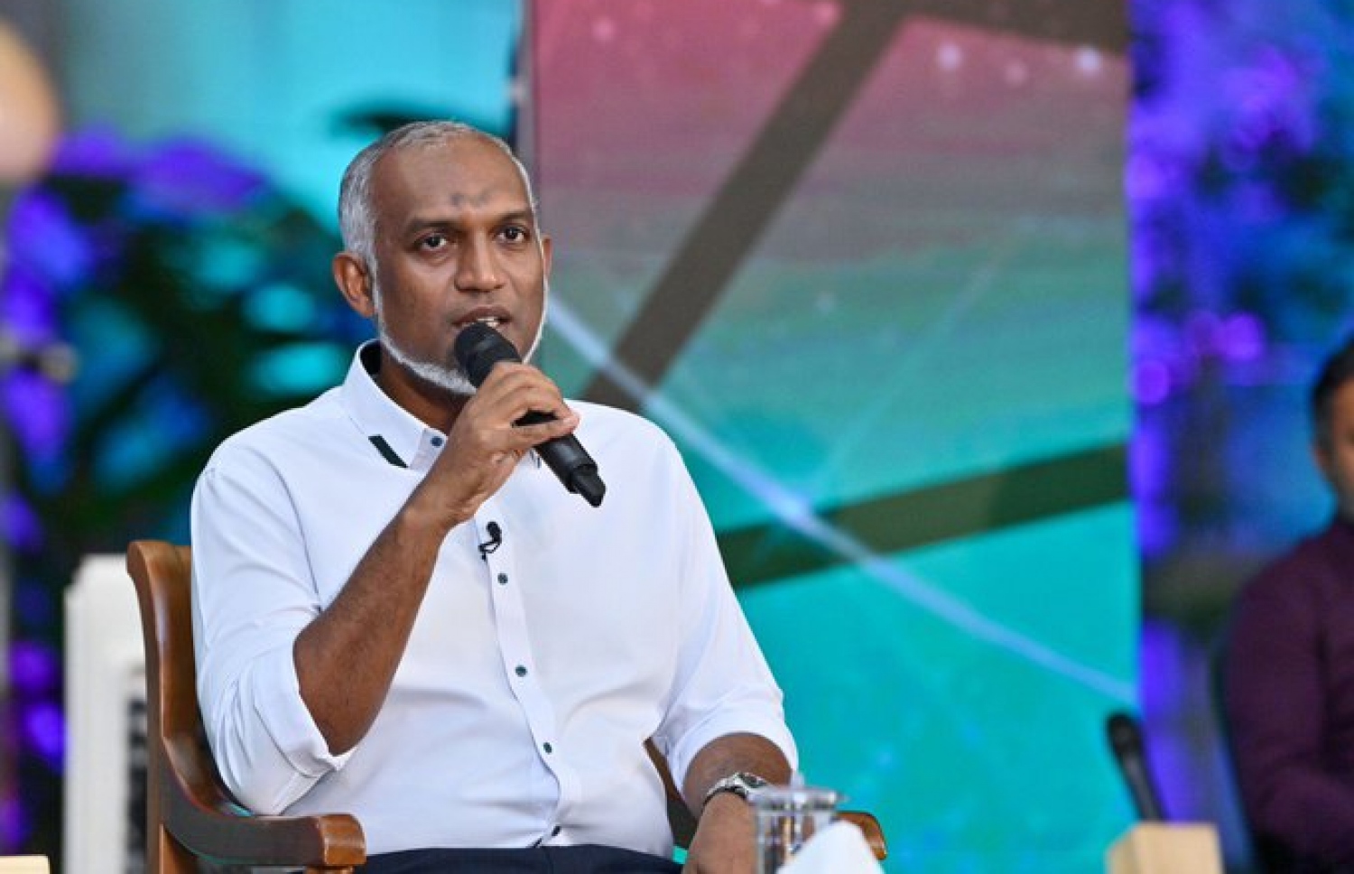 ރައީސް މުއިއްޒުގެ ފުރަތަމަ ޕަބްލިކް ފޯރަމްގައި އާންމު މީހެއްގެ ސުވާލަކަށް ޖަވާބު ދެއްވަނީ.---ފޮޓޯ: ފަޔާޒު މޫސާ| މިހާރު