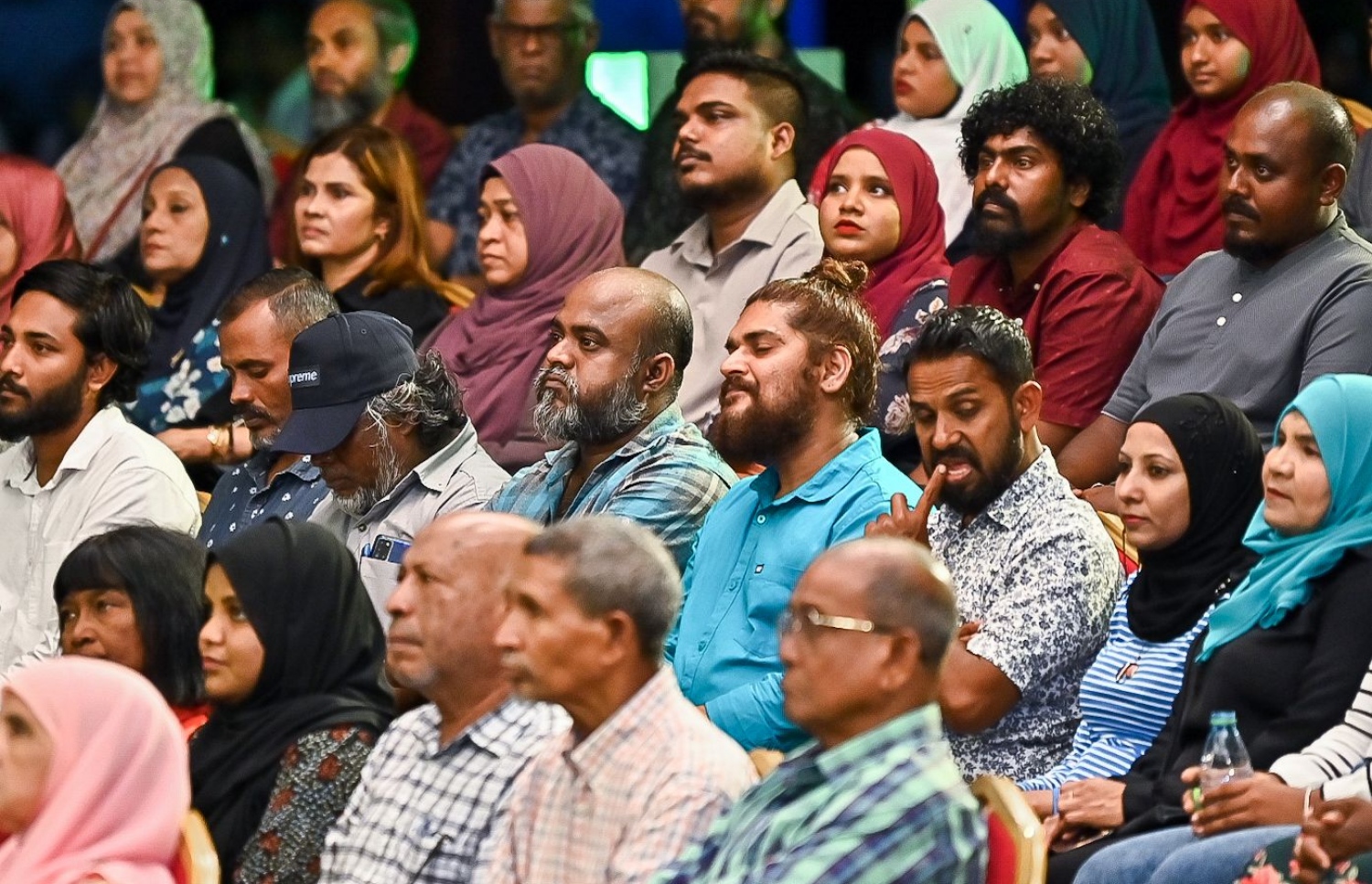 ރައީސް މުއިއްޒުގެ ފުރަތަމަ ޕަބްލިކް ފޯރަމް އަޑުއަހަން ސަލްޓަންޕާކަށް މިރޭ ދިޔަ ބައެއް މީހުން.---ފޮޓޯ: ފަޔާޒު މޫސާ| މިހާރު