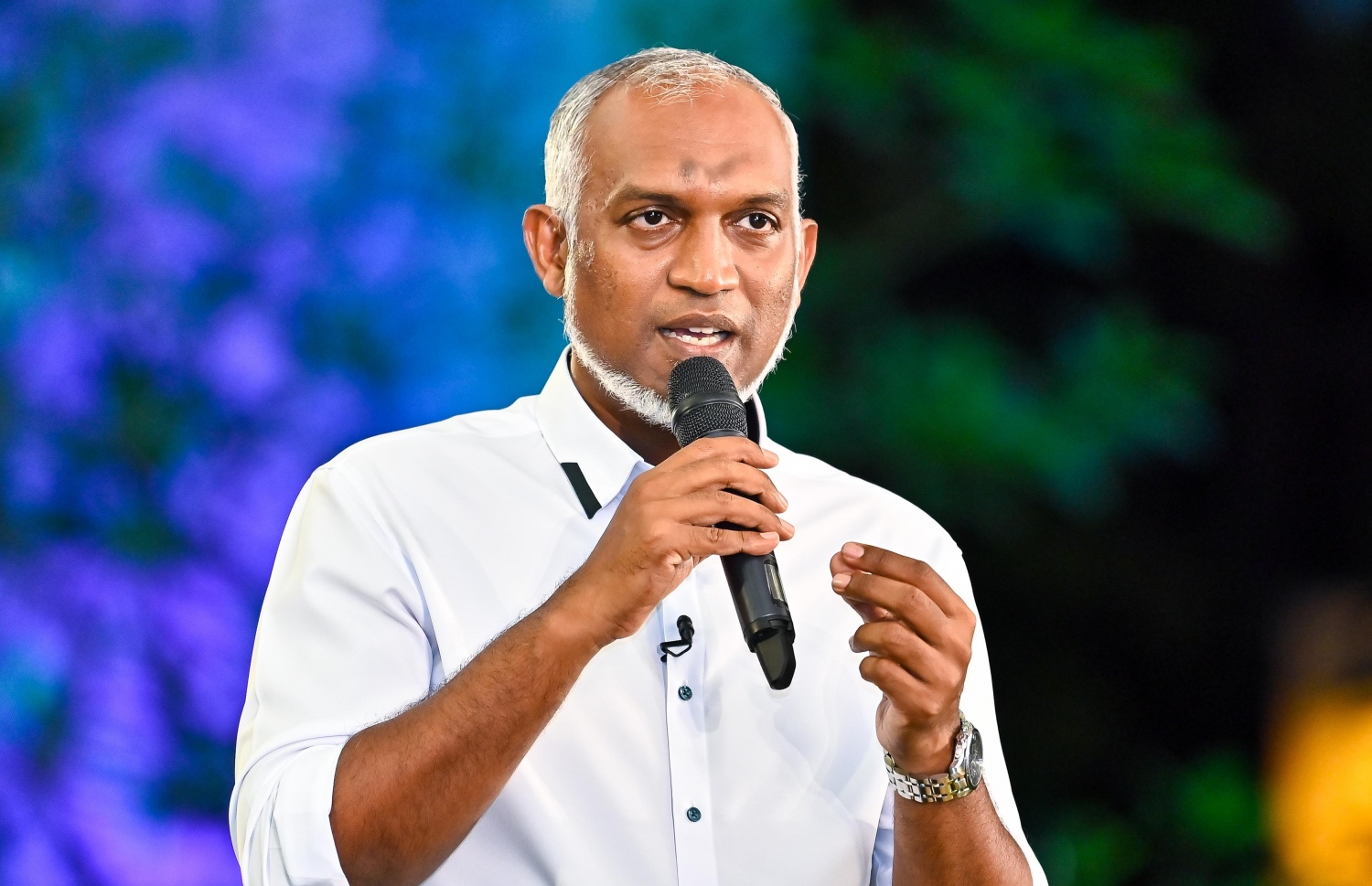 ރައީސް މުއިއްޒު އާންމު މީހެއްގެ ސުވާލަކަށް ރޭ ޖަވާބު ދެއްވަނީ.---ފޮޓޯ: ފަޔާޒު މޫސާ| މިހާރު