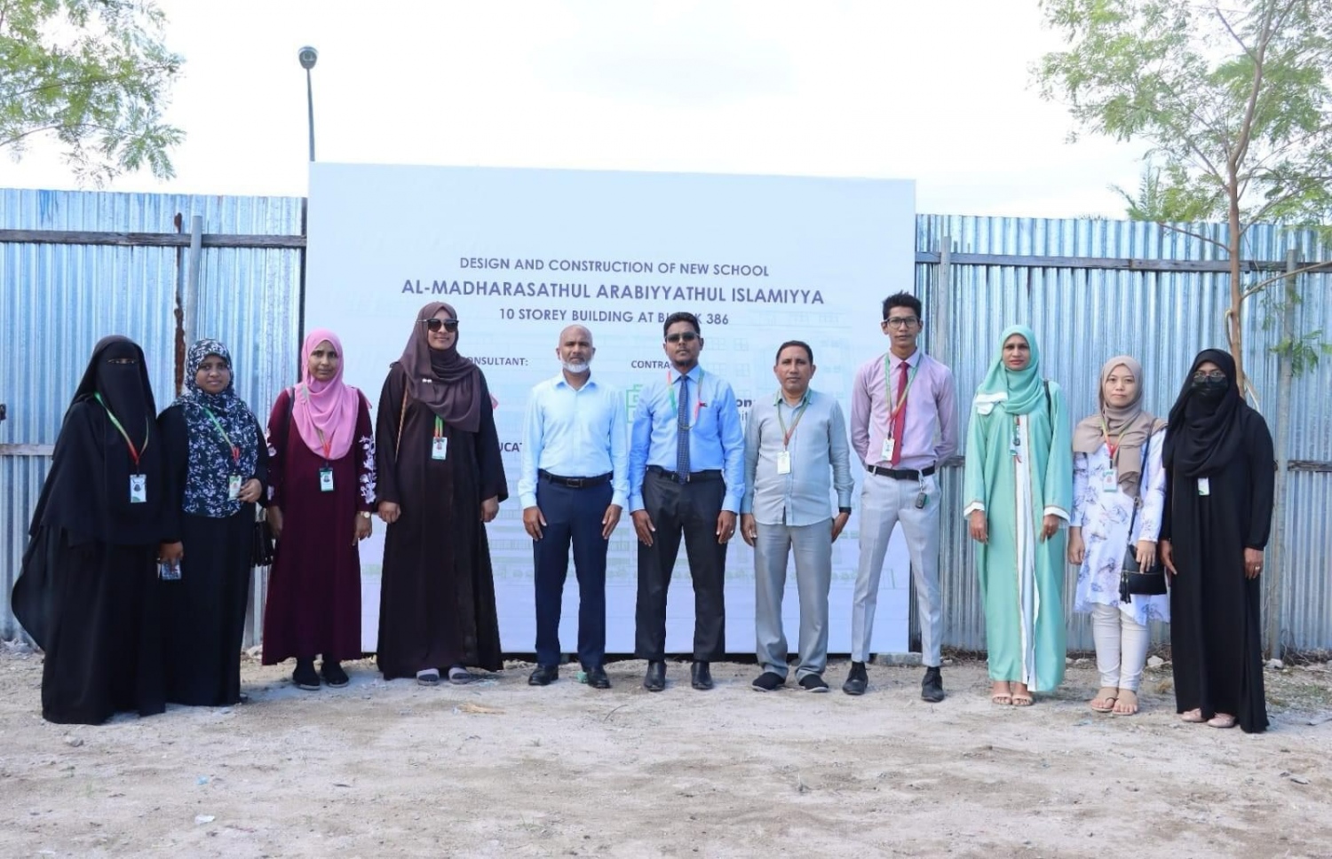 އަރަބިއްޔާ ސުކޫލުގެ އަމަލީ މަސައްކަތް ފެށުމަށް ބޭއްވި ރަސްމިއްޔާތުގައި އެޑިޔުކޭޝަން މިނިސްޓަރާއި އެ ސްކޫލުގެ އިސް ވެރިން.-- ފޮޓޯ: އެޑިޔުކޭޝަން މިނިސްޓްރީ