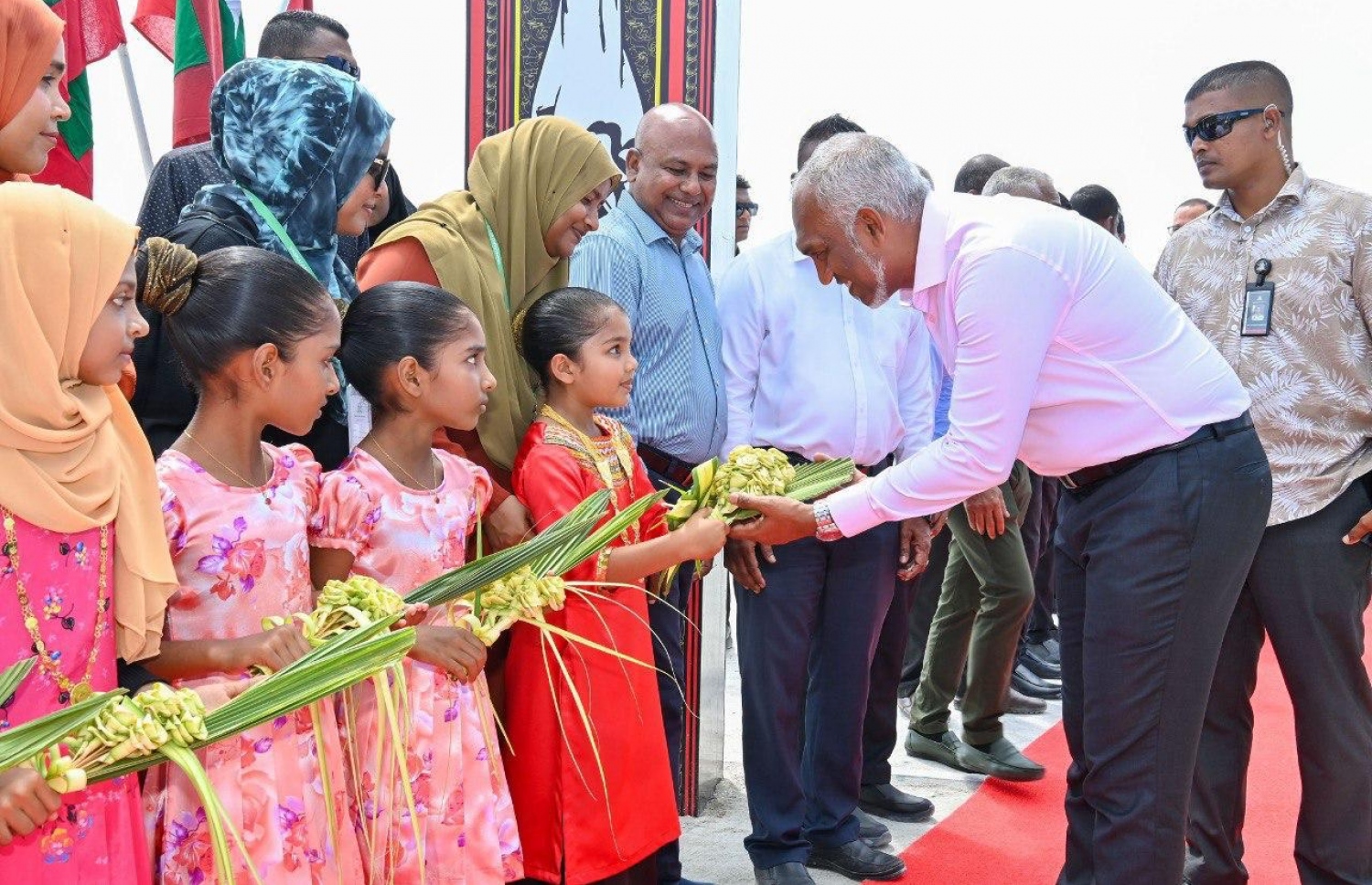 ރައީސް ޑރ. މުހައްމަދު މުއިއްޒަށް ހއ. ވަށަފަރުން މަރުހަބާ ކިޔުން.-- ފޮޓޯ: ރައީސް އޮފީސް