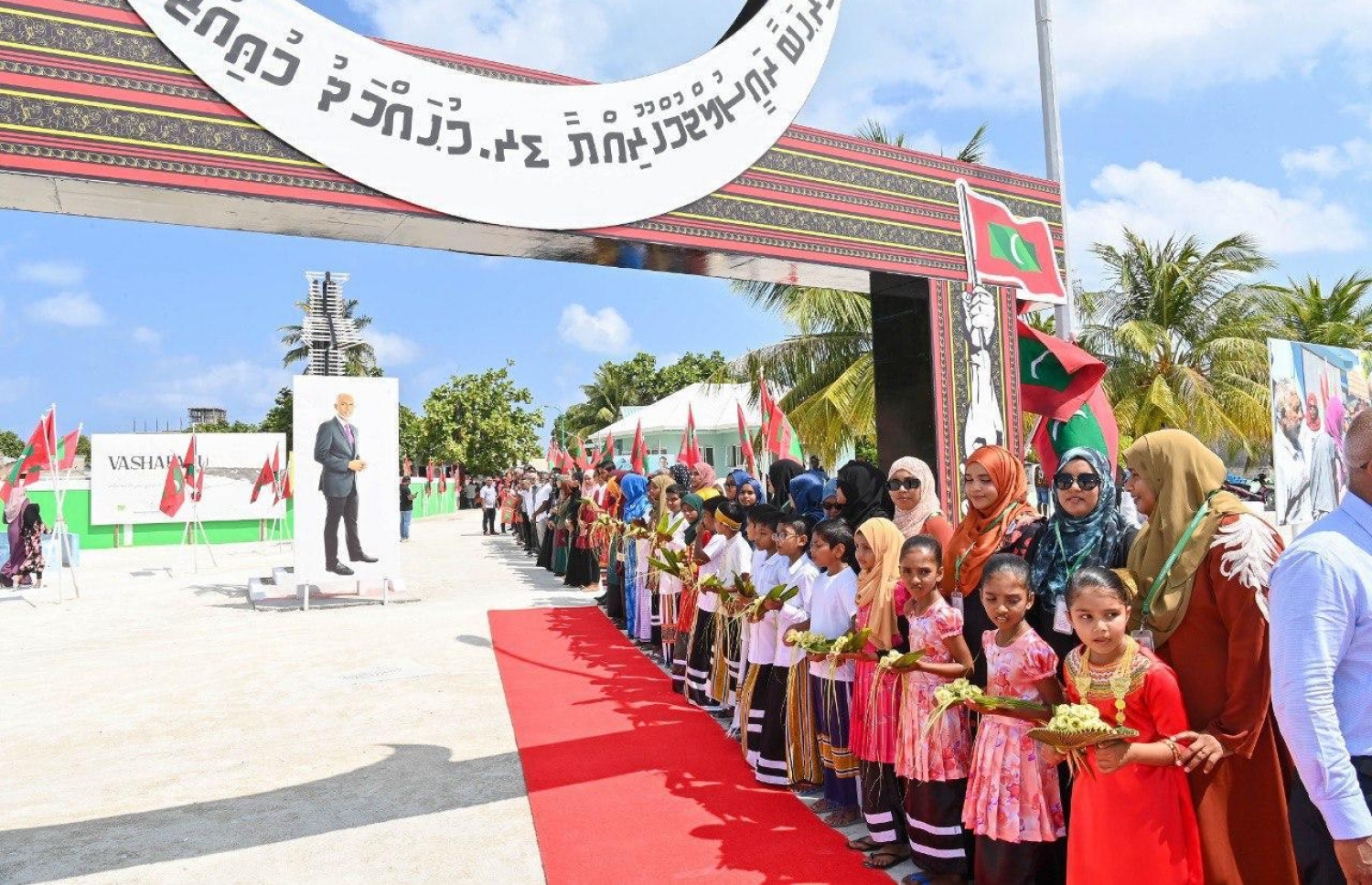 ރައީސް ޑރ. މުހައްމަދު މުއިއްޒަށް ހއ. ވަށަފަރުން މަރުހަބާ ކިޔަން ރައްޔިތުން ނުކުމެ.-- ފޮޓޯ: ރައީސް އޮފީސް