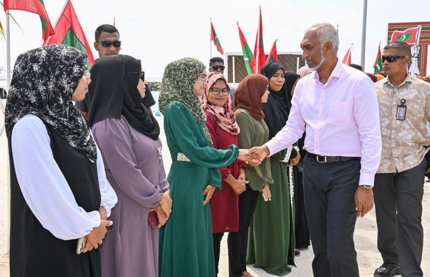 ރައީސް ޑރ. މުހައްމަދު މުއިއްޒަށް ހއ. ވަށަފަރުން މަރުހަބާ ކިޔުން.-- ފޮޓޯ: ރައީސް އޮފީސް