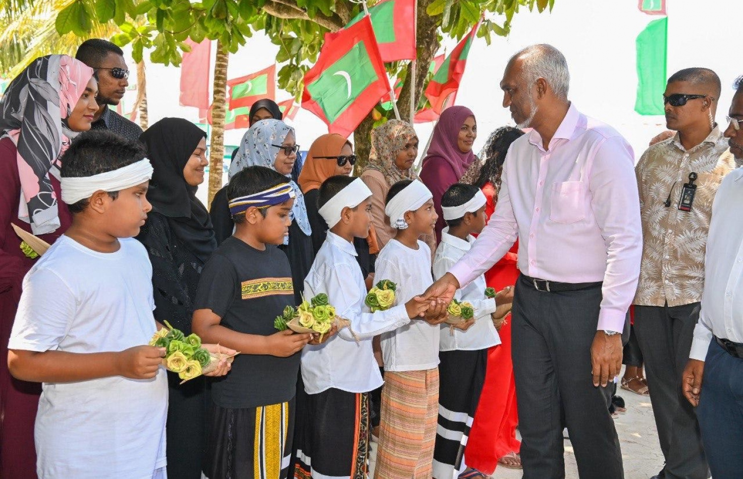 ރައީސް ޑރ. މުހައްމަދު މުއިއްޒަށް ހއ. ކެލާއިން މަރުހަބާ ކިޔުން.-- ފޮޓޯ: ރައީސް އޮފީސް