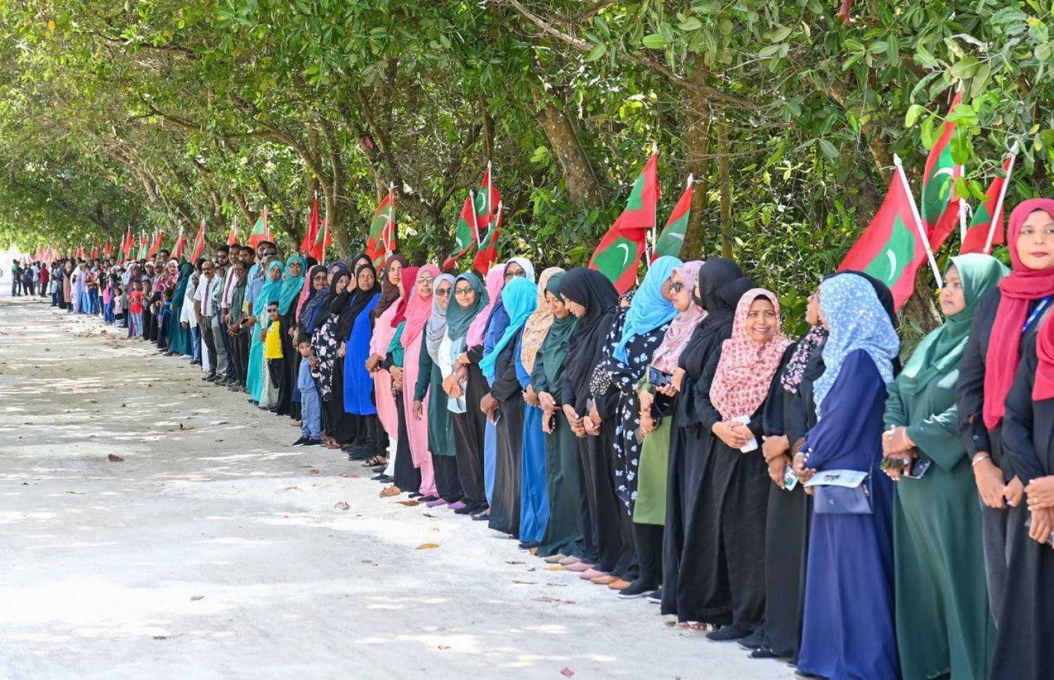 ރައީސް ޑރ. މުހައްމަދު މުއިއްޒަށް ހއ. ކެލާއިން މަރުހަބާ ކިޔުން.-- ފޮޓޯ: ރައީސް އޮފީސް