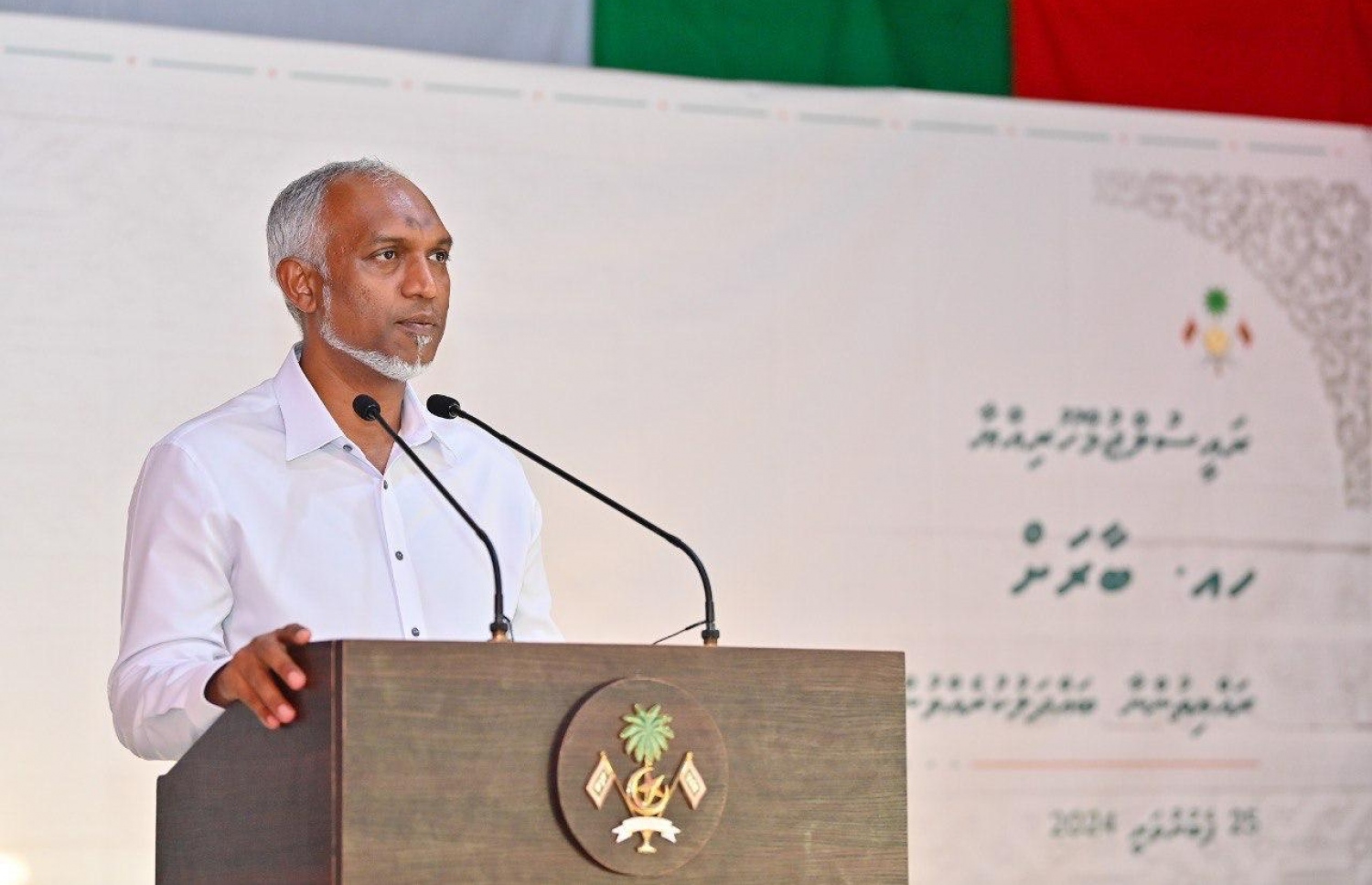 ހއ. ބާރަށުގެ ރައްޔިތުންނާ ބައްދަލުކުރެއްވުމަށް ބޭއްވި ޖަލްސާގައި ރައީސް މުއިއްޒު ވާހަކަފުޅު ދައްކަވަނީ.-- ފޮޓޯ: ރައީސް އޮފީސް