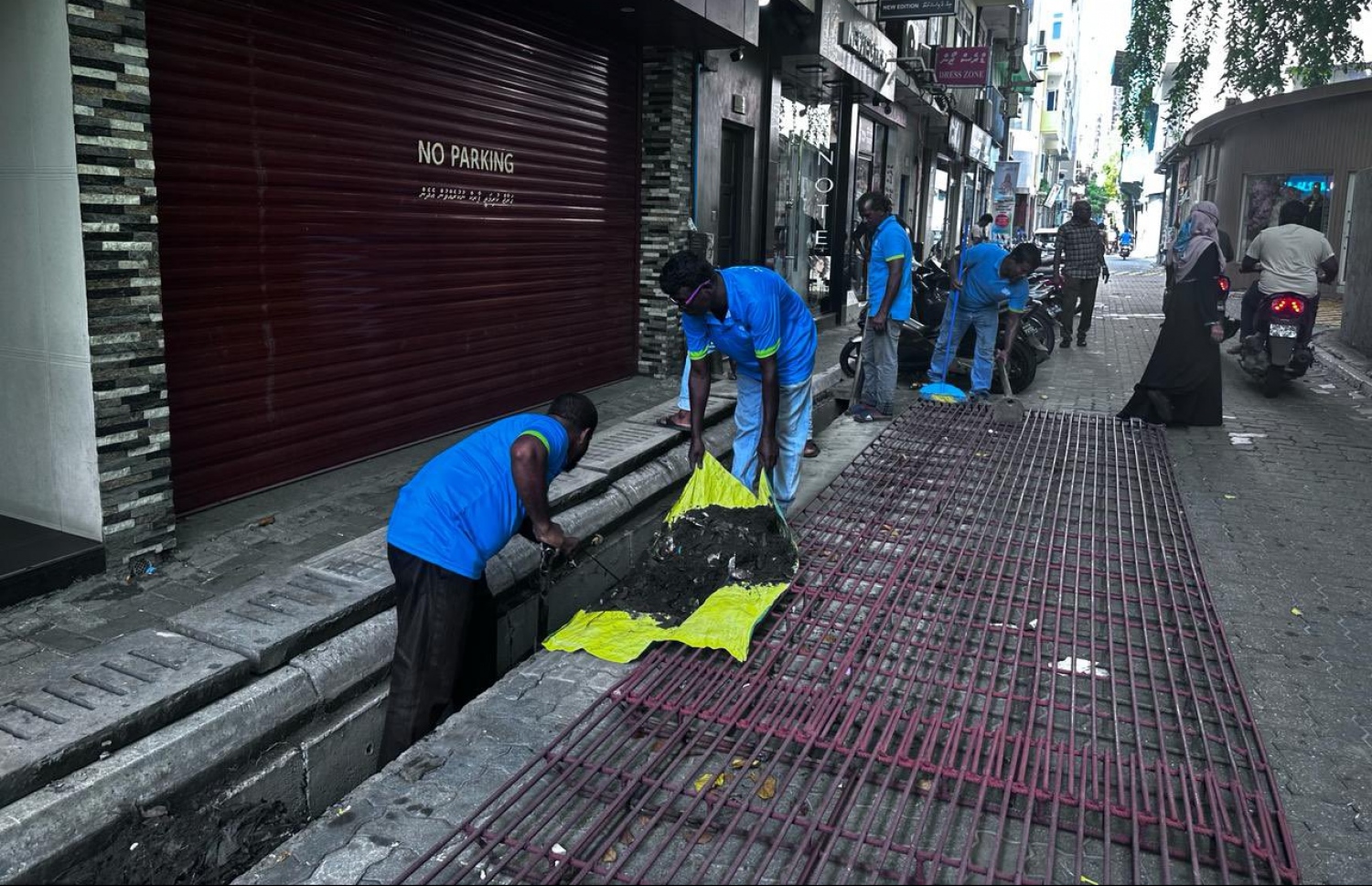 މާލެ ސިޓީ ކައުންސިލްގެ މުވައްޒަފުން، ކާނުތައް ސާފު ކުރުމުގެ މަސައްކަތް ކުރަނީ.-- ފޮޓޯ: މާލެ ސިޓީ ކައުންސިލް