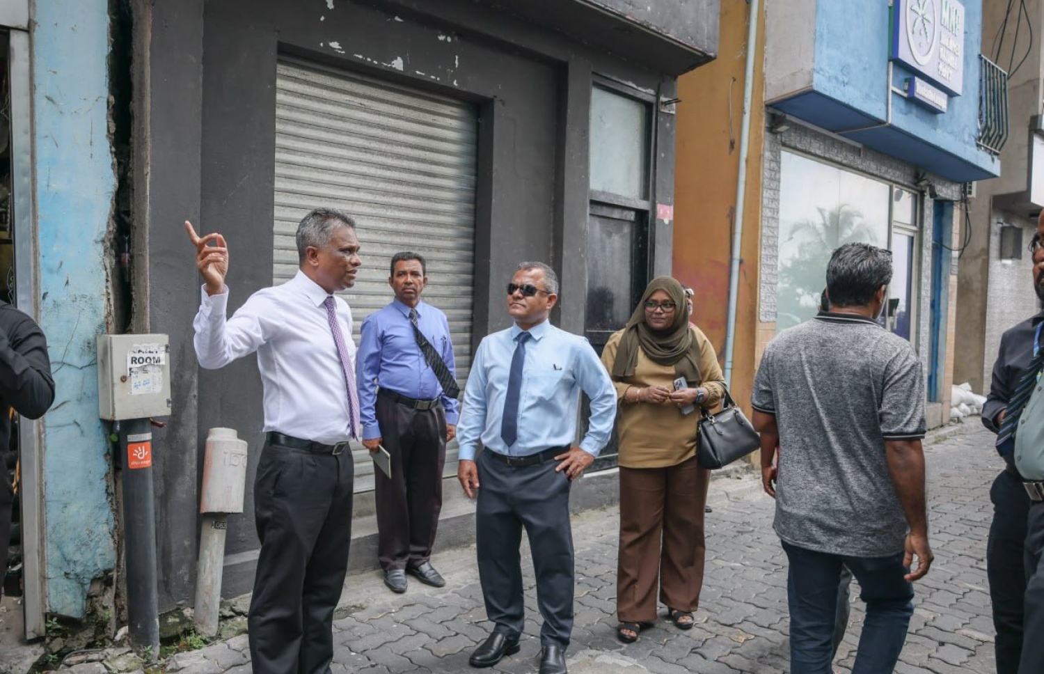 އެމްޑަބްލިޔުއެސްސީގެ މެނޭޖިންގް ޑިރެކްޓަރު އަބްދުލްމަތީން މުހައްމަދު އަދި މާލޭގެ މޭޔަރު އާދަމް އާޒިމް، ކާނުތައް ސާފު ކުރުމުގެ މަސައްކަތް ކުރިއަށް ދާ ގޮތް ބައްދަވާލައްވަނީ.-- ފޮޓޯ: މާލެ ސިޓީ ކައުންސިލް