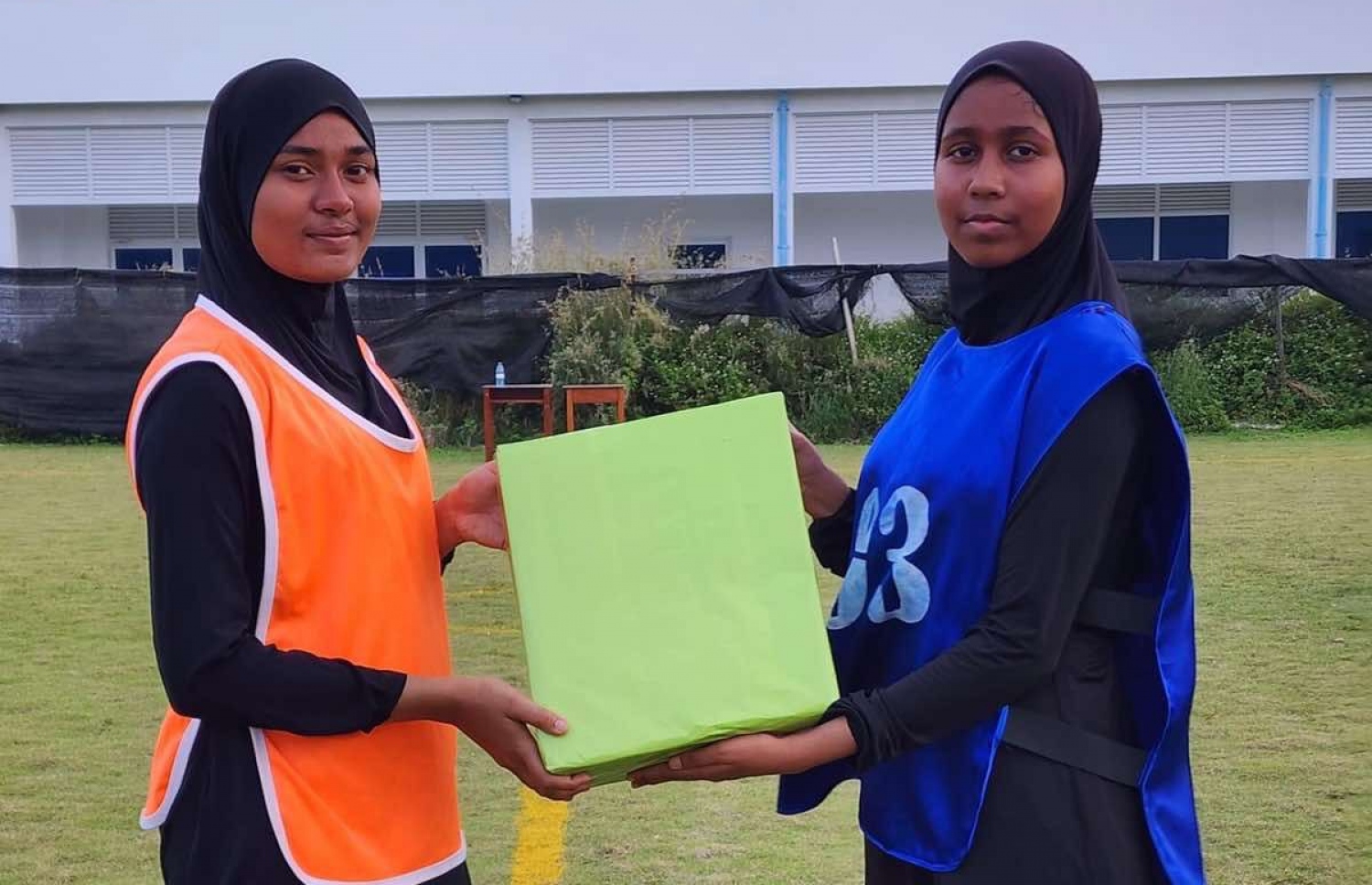 ނަބީހާ، ރަށު ސްކޫލުގައި ކިޔަވަން އުޅުނުއިރު ކައިރި ރަށެއްގެ ސްކޫލަކާއެކު ކުޅުނު އެކުވެރިކަމުގެ ހޭންޑްބޯލް މެޗެއްގެ ތެރެއިން.--