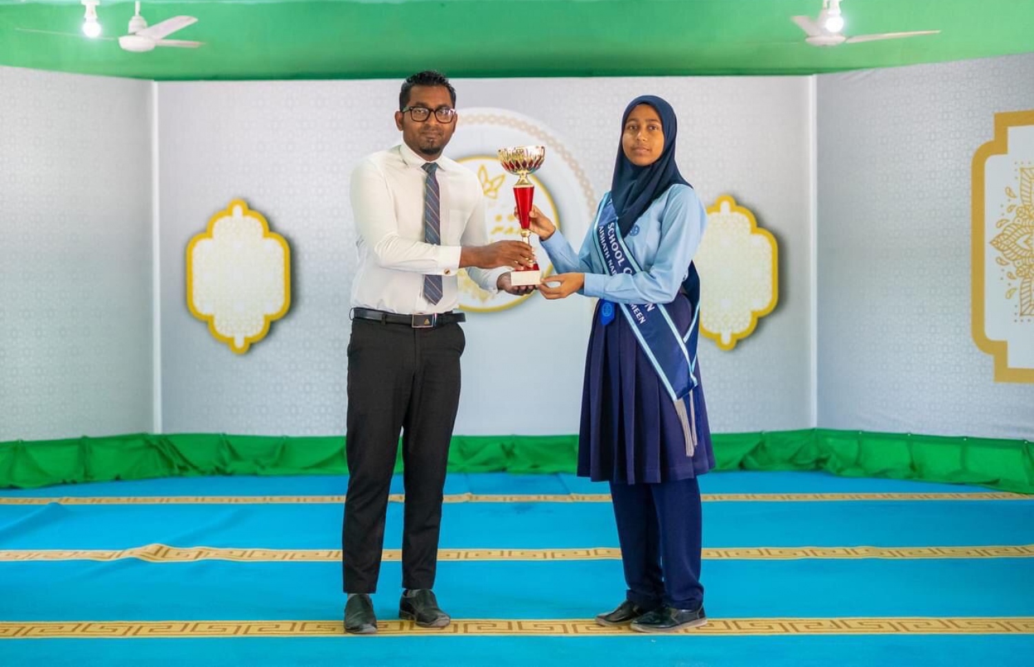 ނަބީހާ، ސްކޫލުގެ ޕްރިންސިޕަލާއެކު.--