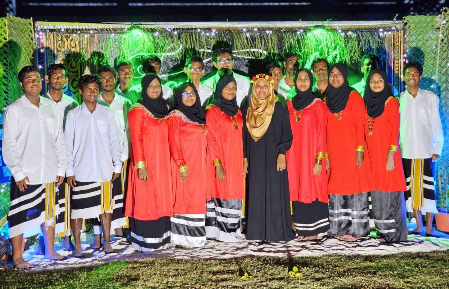 ނަބީހާ، އޭނަގެ ކްލާސް ކުދިންނާއި އިނގިރޭސި ޓީޗަރާއެކު ފެއާވެލް ޕާޓީގައި.--