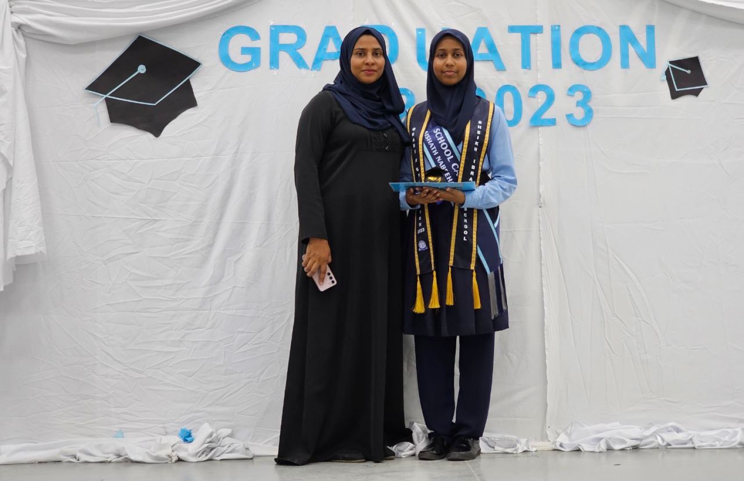 ނަބީހާ، އޭނަގެ ކެމިސްޓްރީ ޓީޗަރާއެކު.--