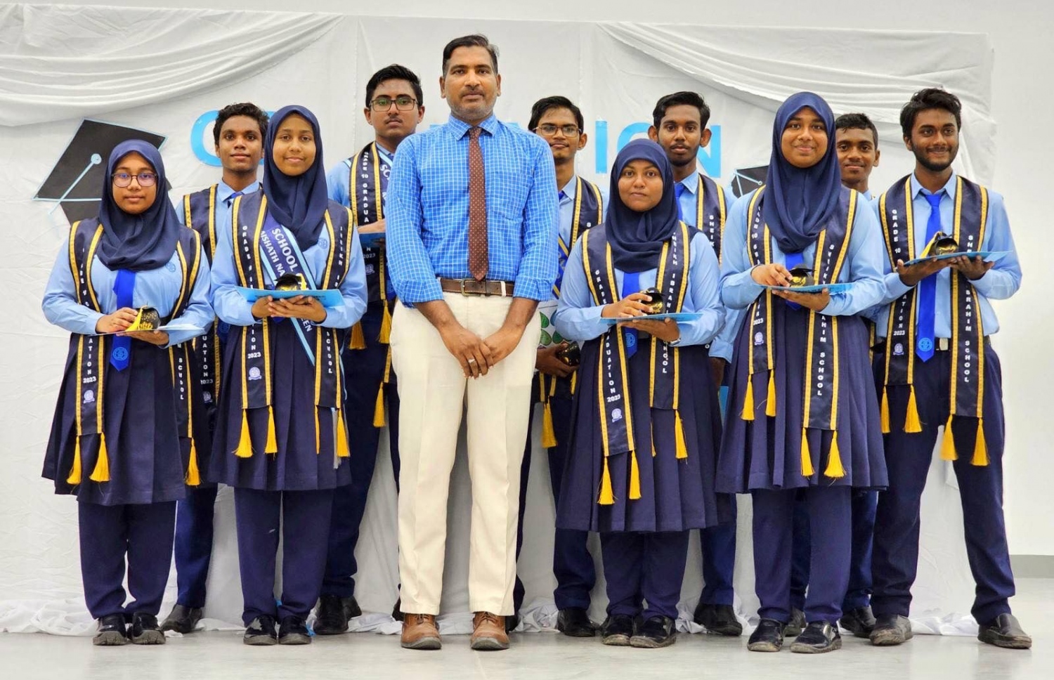 ނަބީހާ، ކްލާސް ކުދިންނާ ފިޒިކްސް ޓީޗަރާއެކު.--