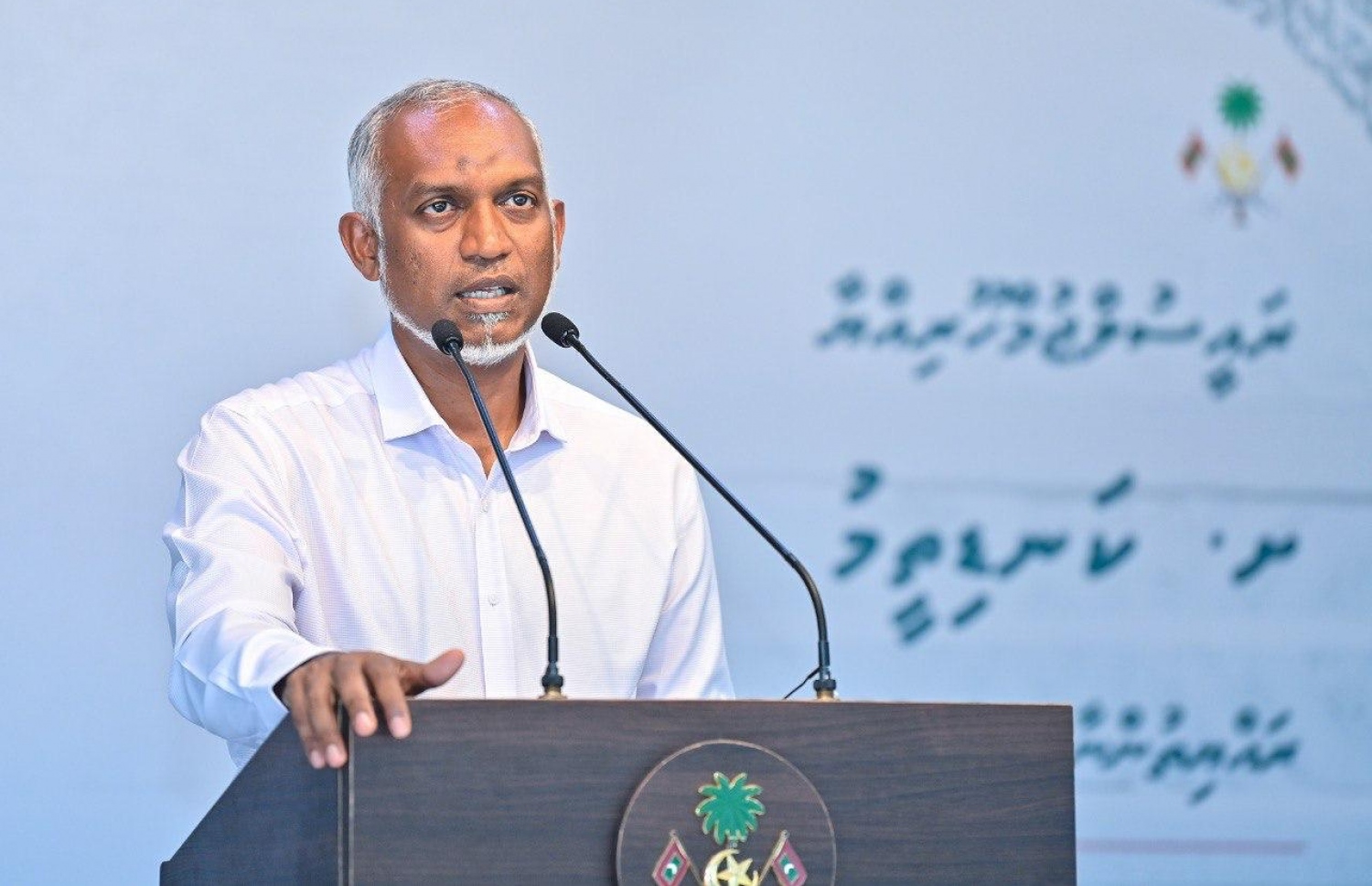 ރައީސް ޑރ. މުހައްމަދު މުއިއްޒު ށ. ކަނޑިތީމުގެ ރައްޔިތުންނާ ބައްދަލުކުރައްވަން ބޭއްވި ޖަލްސާގައި ވާހަކަ ދައްކަވަނީ.-- ފޮޓޯ: ރައީސް އޮފީސް