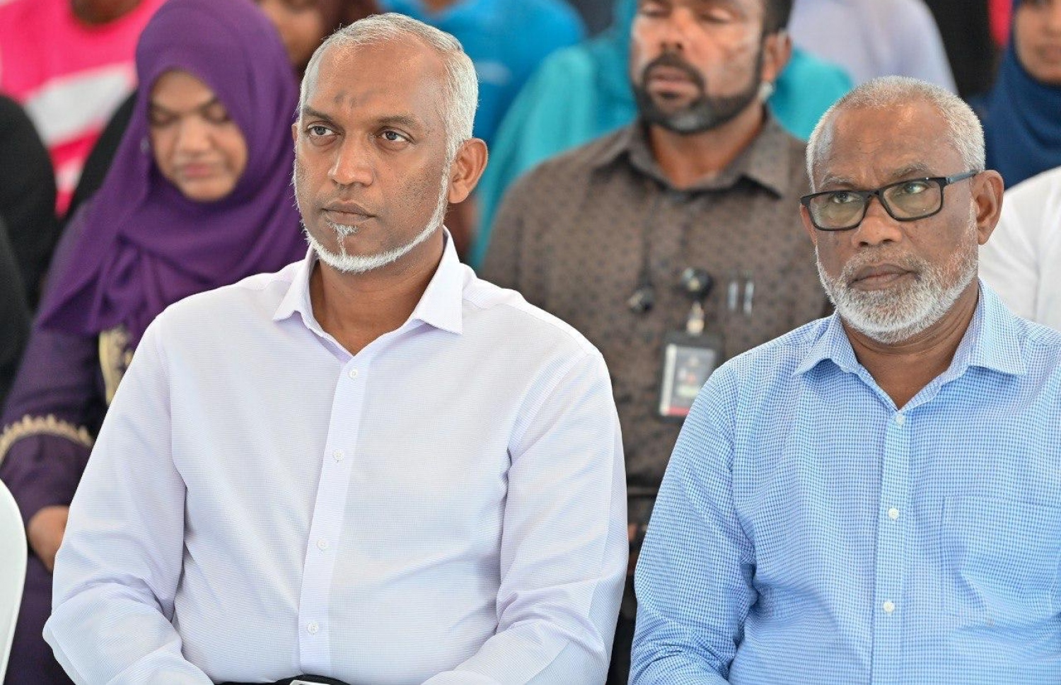 ރައީސް ޑރ. މުހައްމަދު މުއިއްޒު ށ. ކަނޑިތީމުގެ ރައްޔިތުންނާ ބައްދަލުކުރެއްވުމަށް ބޭއްވި ޖަލްސާގައި ރައީސް ޑރ. މުހައްމަދު މުއިއްޒު އާއި ރައީސްގެ ހާއްސަ އެޑްވައިޒަރު އަބްދުލްރަހީމް އަބްދުﷲ.-- ފޮޓޯ: ރައީސް އޮފީސް