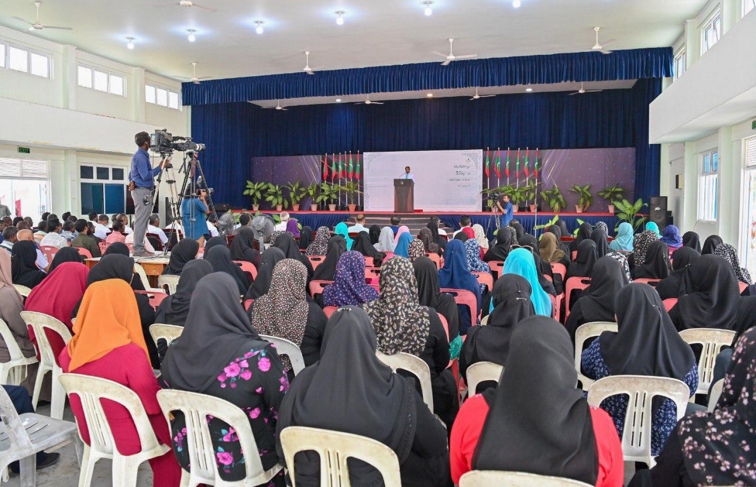 ރައީސް ޑރ. މުހައްމަދު މުއިއްޒު ށ. މިލަންދޫގެ ރައްޔިތުންނާ ބައްދަލުކުރެއްވުން.-- ފޮޓޯ: ރައީސް އޮފީސް