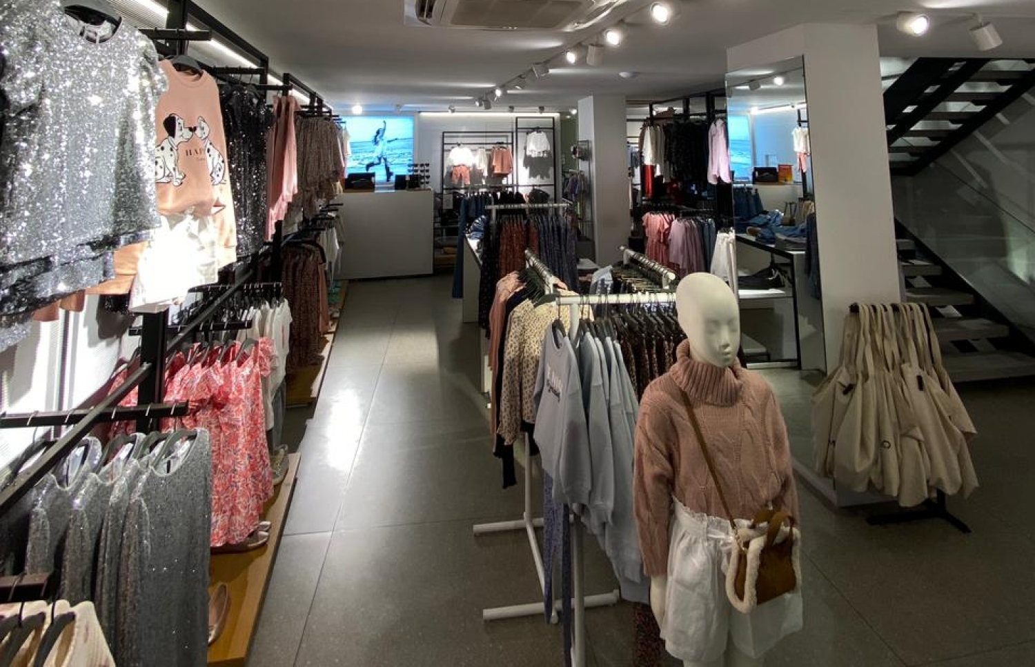 ކުޑަކުދިންނަށް ހާއްސަ ސްޓައިލިޝް ގިނަ ހެދުންތައް މި ތަނުގައި ހުރޭ. -- ފޮޓޯ: މެންގޯ