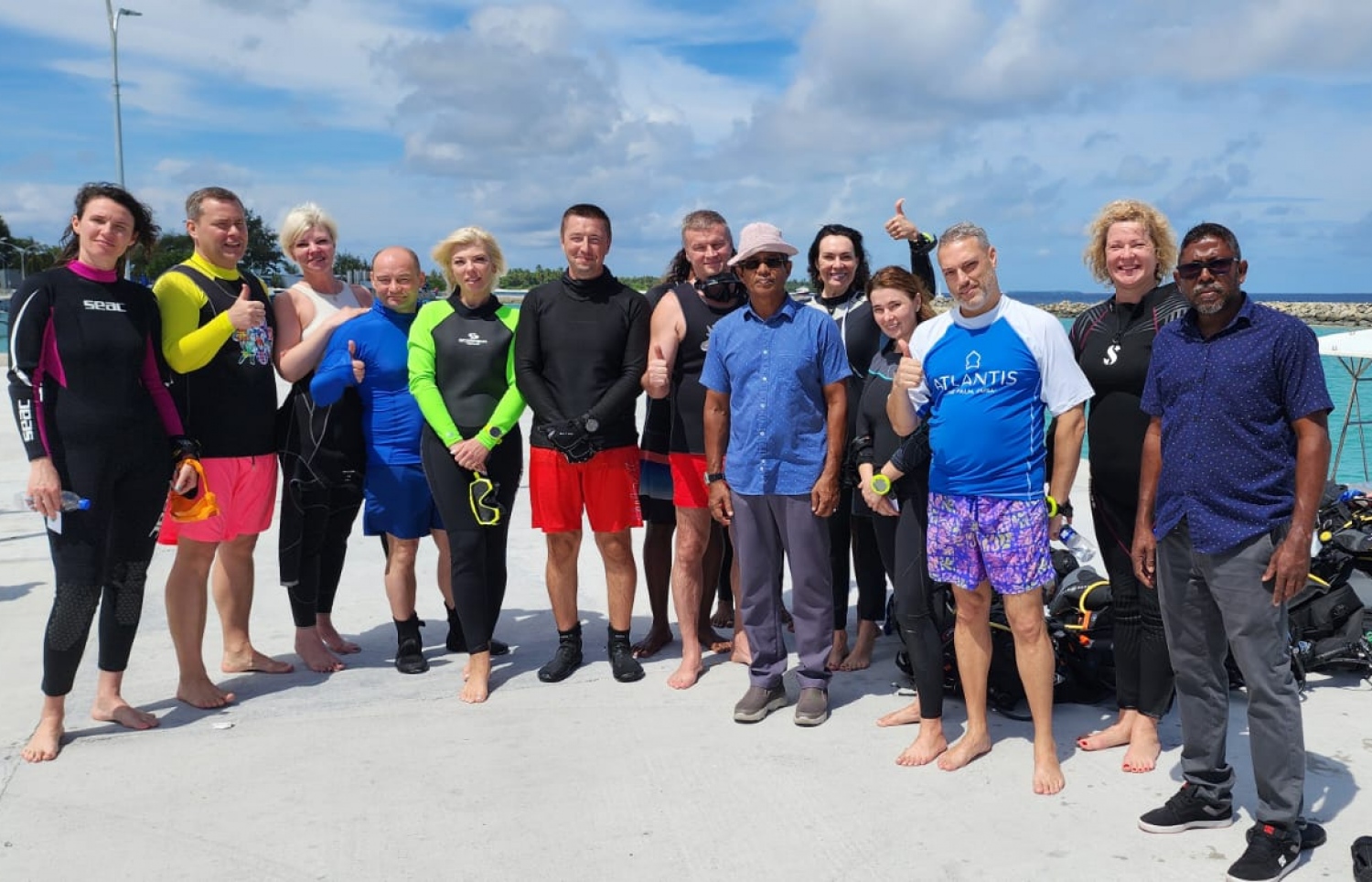 އޮޔާ ދަނިކޮށް ސަލާމަތްކުރި ޑައިވަރުންތައް.-- ފޮޓޯ: ޕޮލިސް