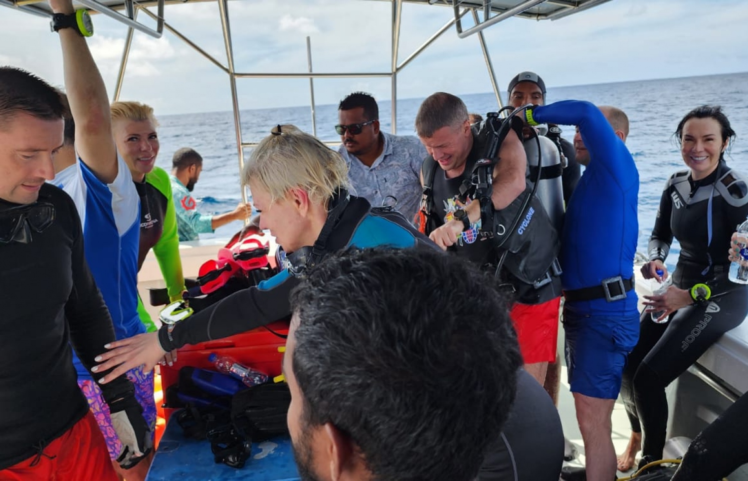 އޮޔާ ދަނިކޮށް ސަލާމަތްކުރި ޑައިވަރުންތައް ޕޮލިސް ލޯންޗަށް ނަގަނީ.-- ފޮޓޯ: ޕޮލިސް