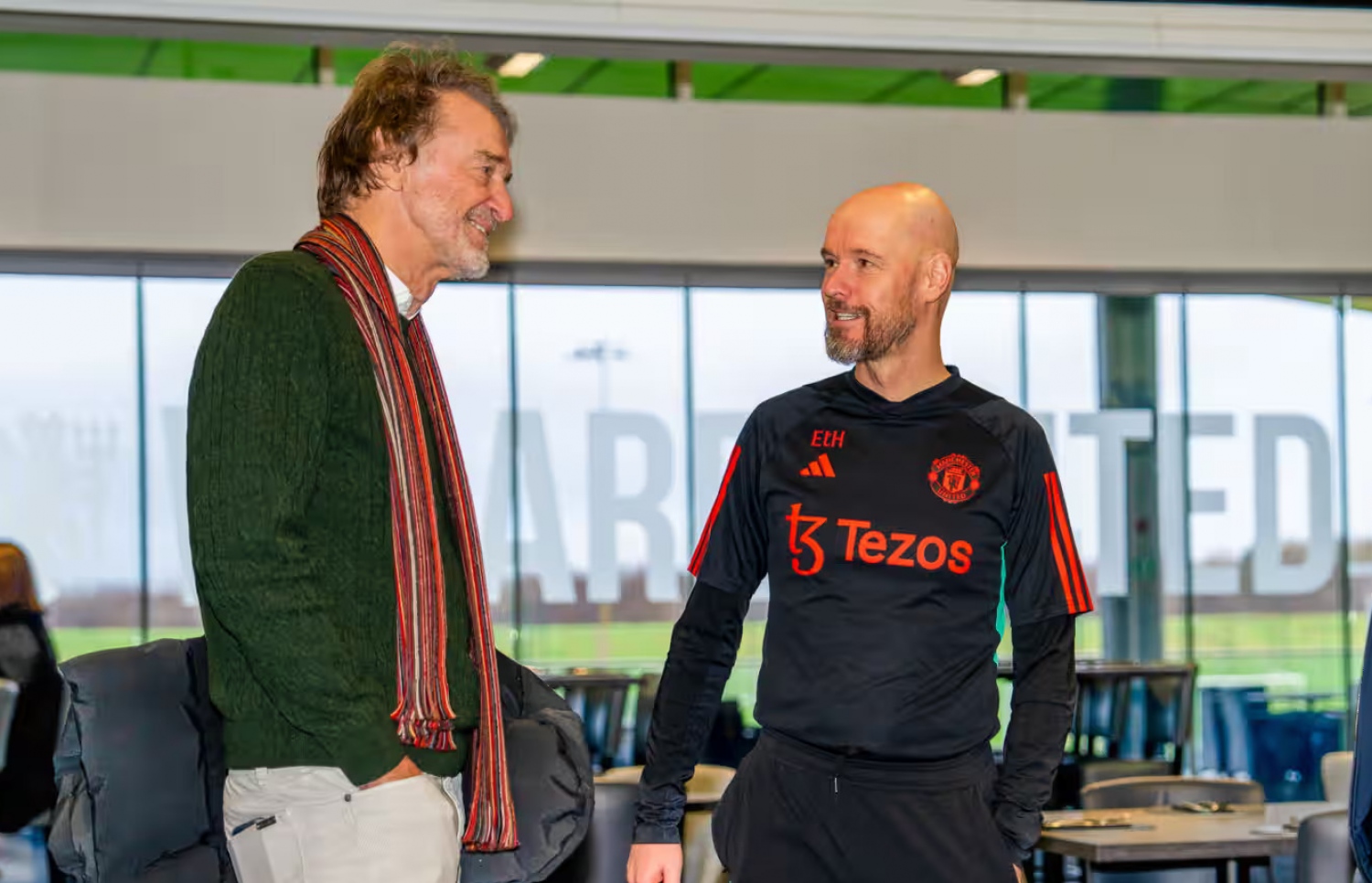 ޔުނައިޓެޑްގެ ކޯޗު އެރިކް ޓެން ހަގް އާއި ރެޓްކްލިފް ނައްދަލު ކުރަނީ