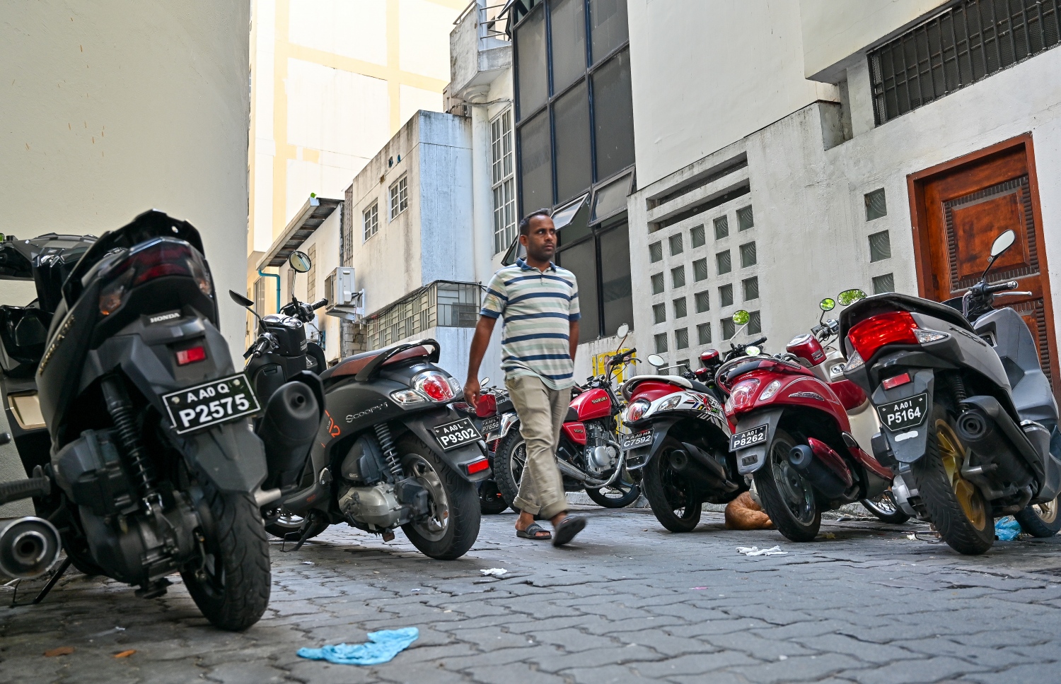 މާލޭގެ މަގެއްގައި ނުގަވައިދުން ޕާކުކޮށްފައި-- ފޮޓޯ: ފަޔާޒު މޫސާ | މިހާރު