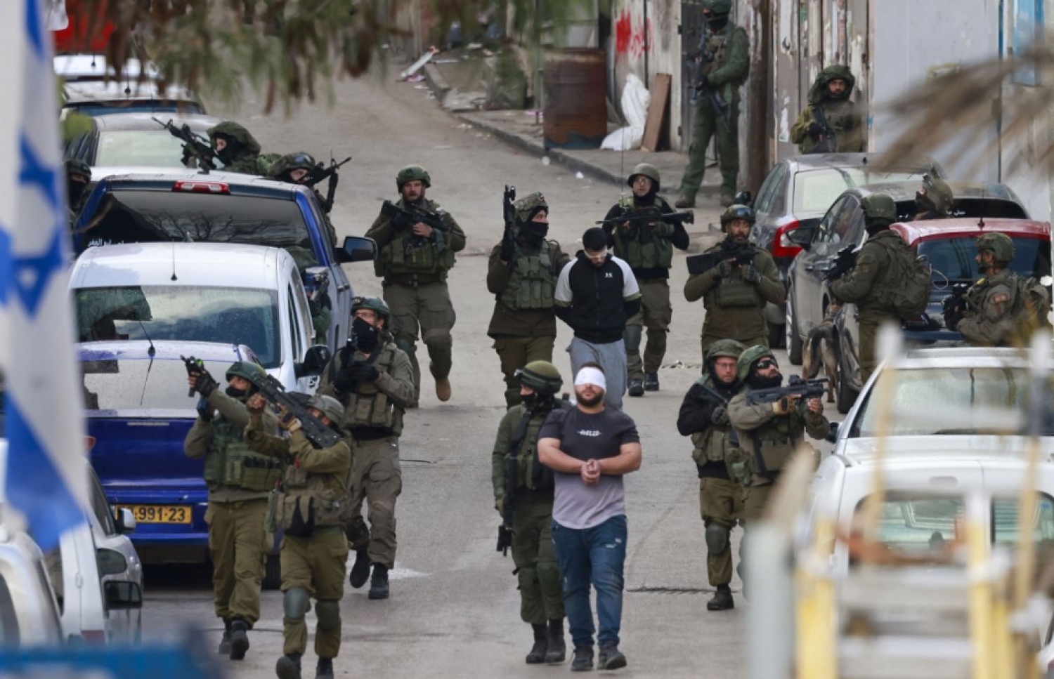 އިޒްރޭލުން ތުހުމަތުކުރާ ފަލަސްތީނު މީހެއްގެ ގެ ގޮއްވާލަން ހިންގި އޮޕަރޭޝަންތެރޭ މީހަކު ހައްޔަރުކޮށްގެން ގެންދަނީ. -- ފޮޓޯ: އޭއެފްޕީ