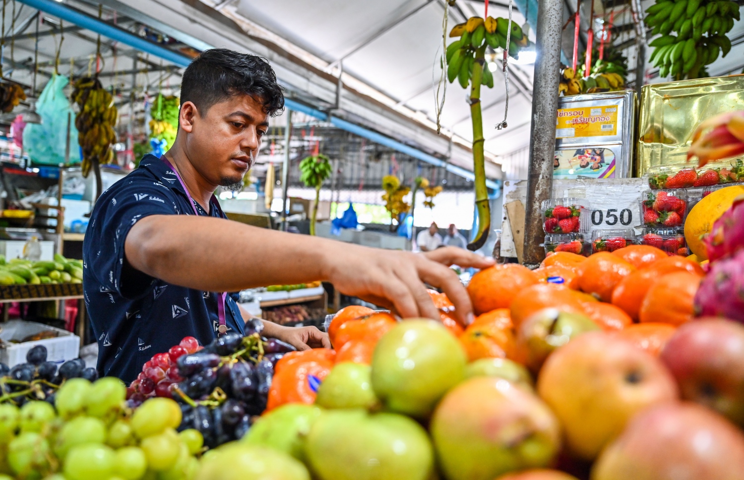 ދަތުރުވެރިންގެ މާރުކޭޓުގެ ގޮޅިއެއްގައި މީހަކު ހަރަކާތްތެރިވަނީ: ރޯދަމަހަށް ބޭނުންވާ ވަރަށް ގިނަ މުދާތައް މިހާރު ވަނީ ބާޒާރަށް ނެރެފައި.---ފޮޓޯ: ފަޔާޒު މޫސާ| މިހާރު