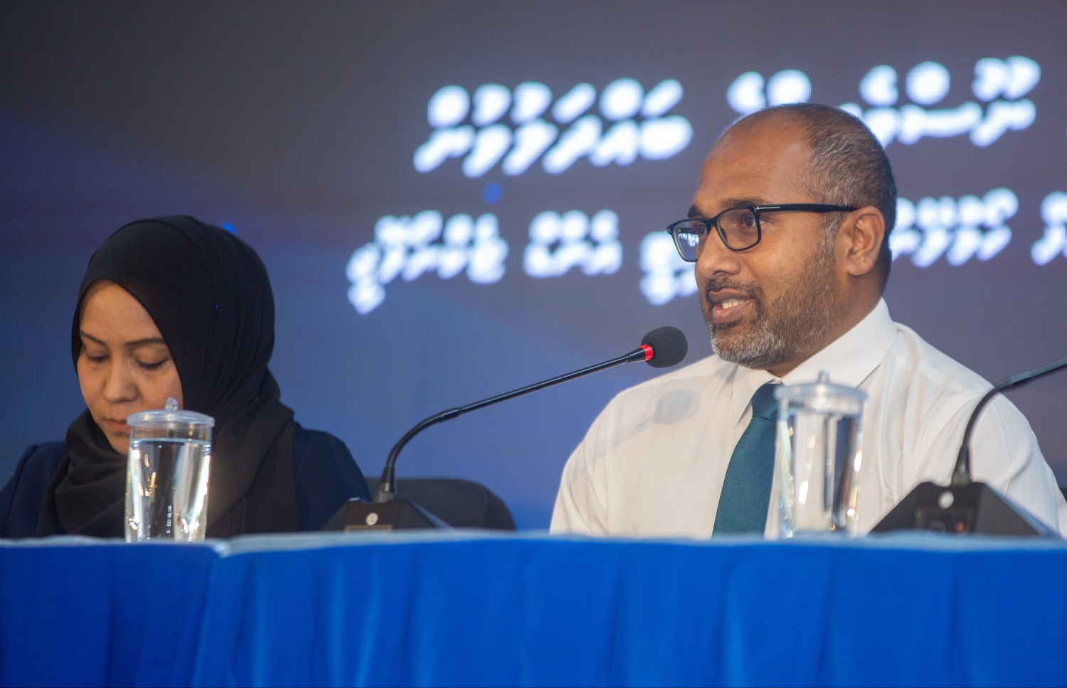 މިއަދު ބޭއްވި ނޫސްވެރިންގެ ބައްދަލުވުމުގައި މިނިސްޓަރު އިހުސާން ވާހަކަ ދައްކަވަނީ.-- ފޮޓޯ: ފަޔާޒް މޫސާ / މިހާރު