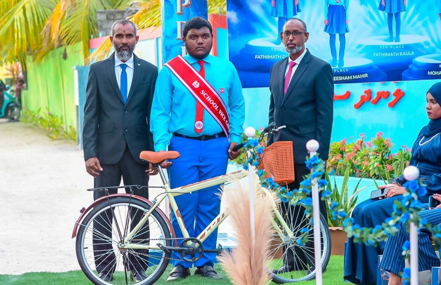 ލަންދޫ ސްކޫލުގައި ކުރިއަށް ގެންދިޔަ ނަމާދު ޕްރޮގްރާމުން އެއްވަނަ ހޯދި ދަރިވަރަށް އިނާމު ހަވާލުކޮށް މަރުހަބާ ކިޔަނީ. -- ފޮޓޯ: ލަންދޫ ސްކޫލް