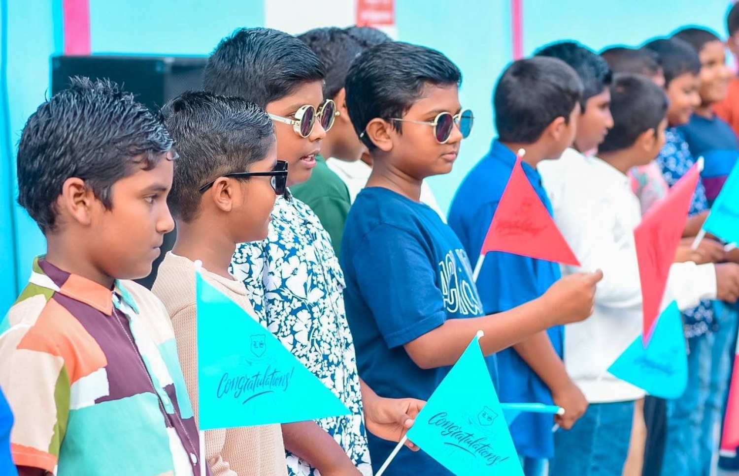 ލަންދޫ ސްކޫލުގައި ކުރިއަށް ގެންދިޔަ ނަމާދު ޕްރޮގްރާމުން އެއްވަނަ ހޯދި ދަރިވަރަށް ސްކޫލުން މަރުހަބާ ކިޔަނީ. -- ފޮޓޯ: ލަންދޫ ސްކޫލް