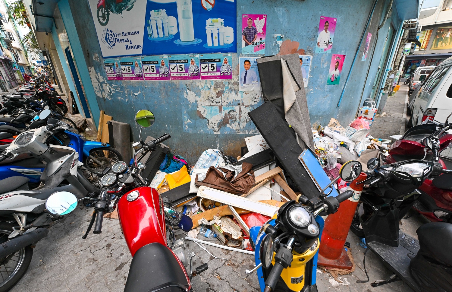 ޕޭވްމަންޓު މައްޗަށް ގިނަ އަދަދަކަށް ކުނި އަޅާފައި-- ފޮޓޯ: ފަޔާޒު މޫސާ/ މިހާރު