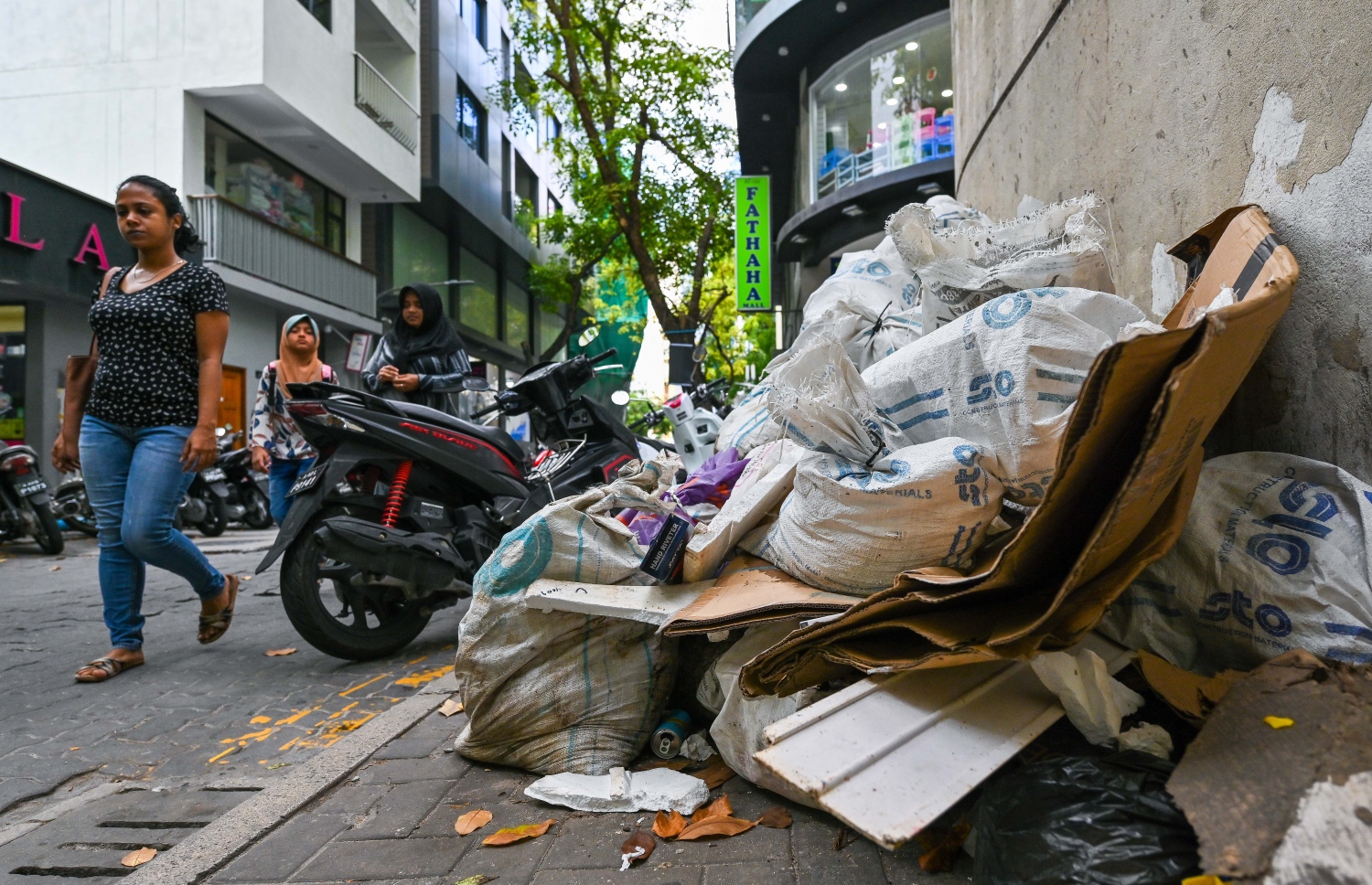 މާލޭގެ މަގެއްގެ މައްޗަށް ކުނި ނެރެފައި. -- ފޮޓޯ: ފަޔާޒު މޫސާ | މިހާރު