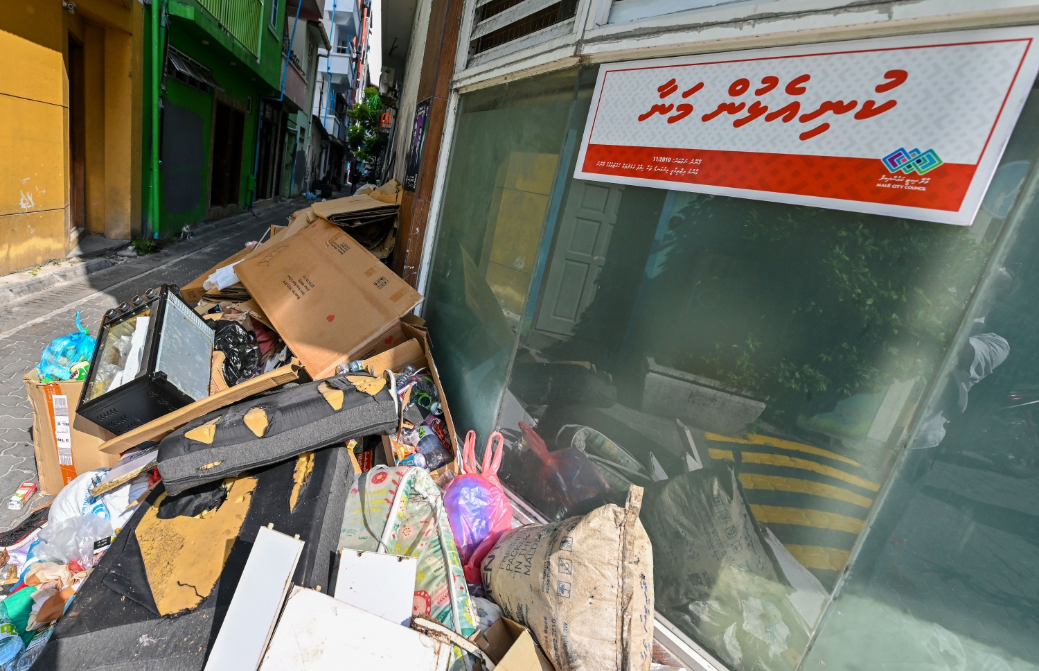 ގޯޅިގަނޑެއްގެ ކަންމައްޗަށް ބަޔަކު ކުނި ނެރެފައި.-- ފޮޓޯ: ފަޔާޒު މޫސާ/ މިހާރު