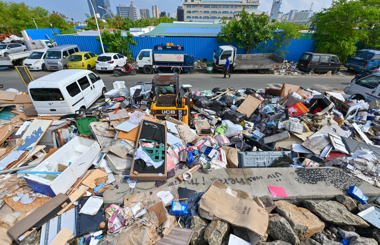 މާލޭ އިންޑަސްޓްރިއަލް ޒޯނު ސަރަހައްދަށް ގިނަ އަދަދެއްގެ ކުނި އަޅާފައި. އެ ސަރަހައްދުގެ އެކި ތަންތަނަށް ވަނީ މިގޮތަށް ކުނި އަޅައި ފުރާފައި-- ފޮޓޯ: ފަޔާޒު މޫސާ/ މިހާރު