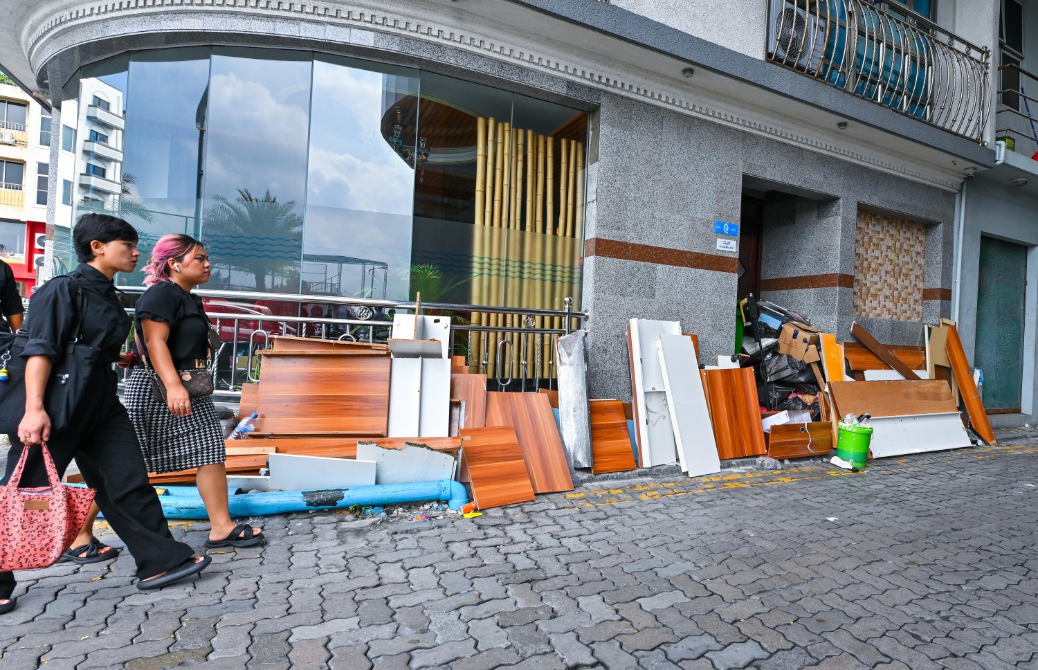 ހެންވޭރު ބޮޑުފުންގަނޑު މަގުގެ ކަންމަތީގައި ގިނަ އަދަދެއްގެ ލަކުޑި ފިލާތައް އުކާލަން ނެރެފަ ވާއިރު ބަޔަކު އެ ސަރަހައްދުން ހުރަސްކުރަނީ -- ފޮޓޯ: ފަޔާޒު މޫސާ | މިހާރު