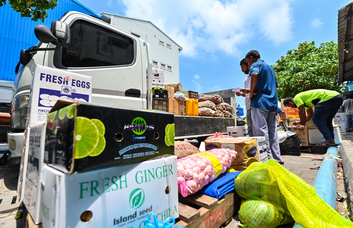 ބާޒާރު ސަރަހައްދުގައި ބަޔަކު ރޯދަމަހަށް ބޭނުންވާ ބައެއް ތަކެތި ލޮރީއަކަށް އަރުވަނީ: އާންމުކޮށް ރޯދަމަހާ ދިމާކޮށް، ބާޒާރުގެ ތަކެތީގެ އަގު އުފުލެމުން ދިޔަ ނަމަވެސް އަދި އެކަން ފާހަގައެއް ނުވޭ.--- ފޮޓޯ: ފަޔާޒު މޫސާ | މިހާރު