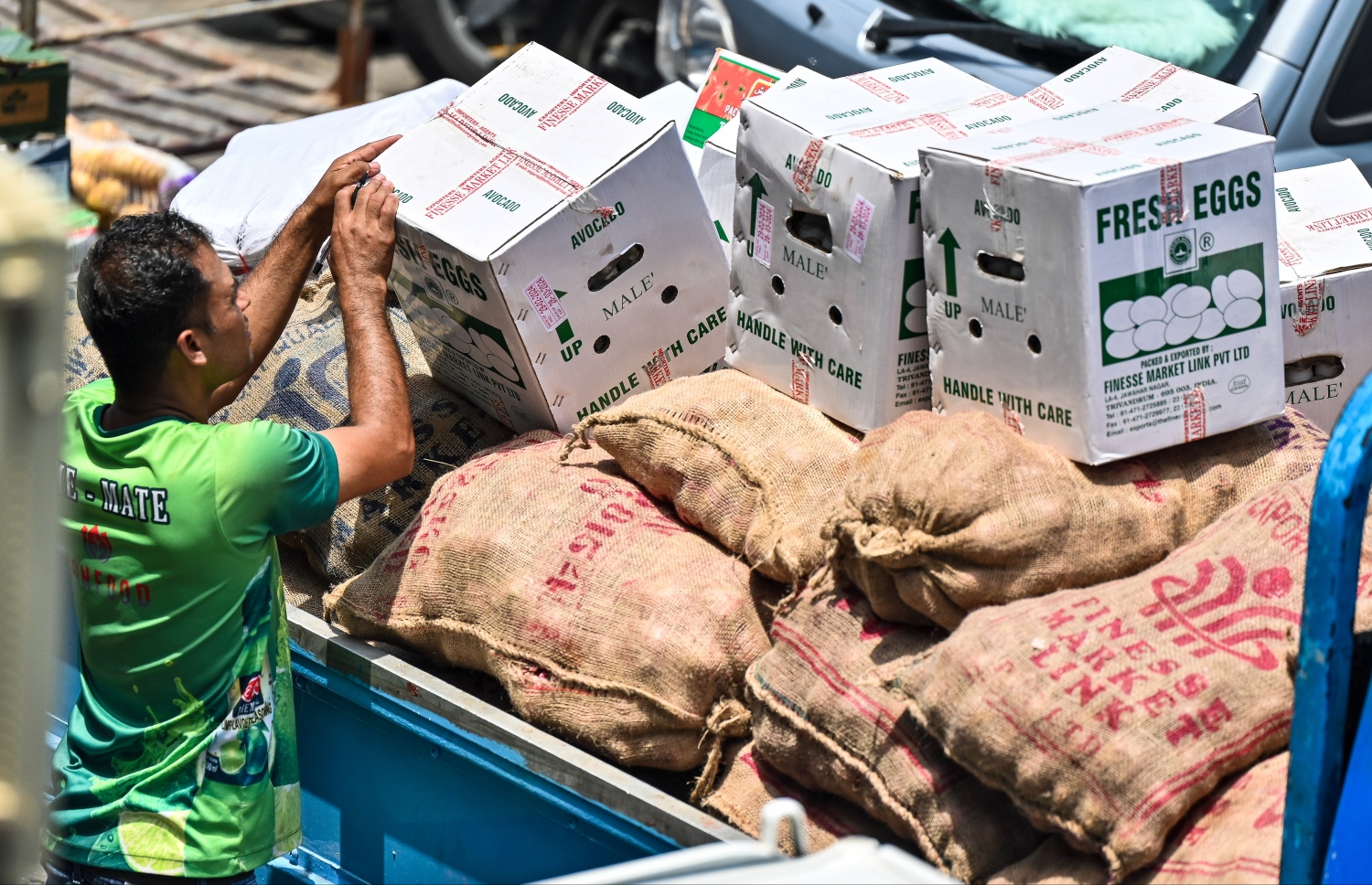 ބާޒާރު ސަރަހައްދުގައި މީހަކު ޕިކަޕަކުން ބިސް ކޭހާއި ފިޔާ ބަސްތާތަކެއް ބޭލުމުގެ މަސައްކަތް ކުރަނީ: ބިސް ކޭހެއް އެވްރެޖްކޮށް އުޅެނީ 300ރ. އަށް. އެސްޓީއޯ އިން ބުނީ ފިޔާ ބަސްތާއެއް ވިއްކަނީ 320ރ އަށް ކަމަށް.--- ފޮޓޯ: ފަޔާޒު މޫސާ | މިހާރު