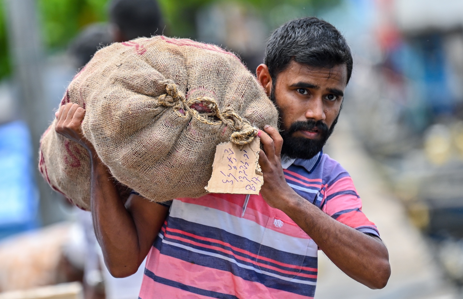 ބާޒާރުގައި މީހަކު ފިޔާ ބަސްތާއެއް ކޮޑަށް ލައިގެން ދަނީ. ސަރުކާރުން ދޭ ބައެއް ސަބްސިޑީތައް ދޭ ގޮތް ބަދަލު ކުރަން އޮތީ ނިންމާފައި -- ފޮޓޯ: ނިޝާން އަލީ / މިހާރު