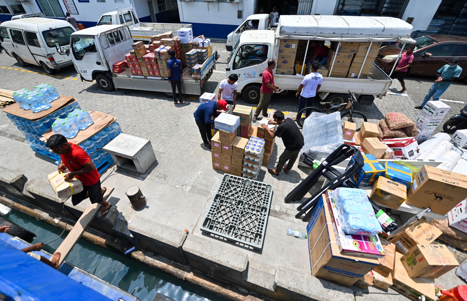 މާދަމާ ފަށާ މި ފަހަރުގެ ރޯދަމަހާ ދިމާކޮށް އެކި ރަށްރަށަށް ގެންދިއުމަށްޓަކައި ބޯޓުތަކަށް އެރުވުމަށް ތައްޔާރު ކޮށްފައިވާ މުދާތައް ނޯތު ހާބަރު ސަރަހައްދުގައި ބަހައްޓާފައި.--- ފޮޓޯ: ފަޔާޒު މޫސާ | މިހާރު