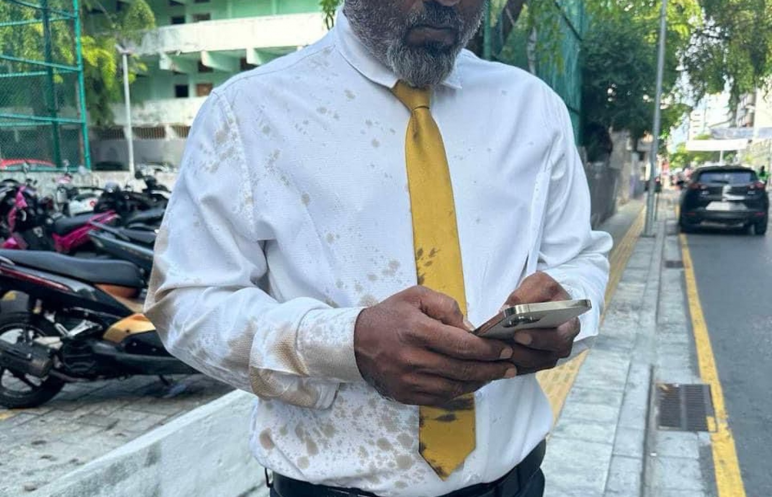 އެމްޑީޕީގެ ޓިކެޓުގައި ފަރެސްމާތޮޑާ ދާއިރާއަށް ވާދަކުރައްވާ އަހުމަދު ޒައީމު ގަޔަށް ކަޅުތެޔޮ ޖަހާފައި-- ފޮޓޯ: އެމްޑީޕީ