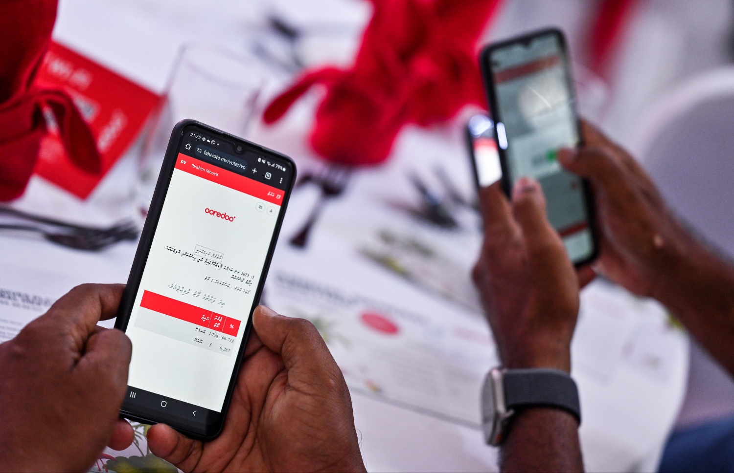 2023 ވަނަ އަހަރުގެ އޮޑިޓްކޮށްފައިވާ މާލީ ހިސާބުތަކާއި އޮޑިޓަރުންގެ ރިޕޯޓު ފާސްކުރަން ހިއްސާދާރުން އޮންލައިންކޮށް ވޯޓް ލަނީ -- ފޮޓޯ: ފަޔާޒު މޫސާ | މިހާރު