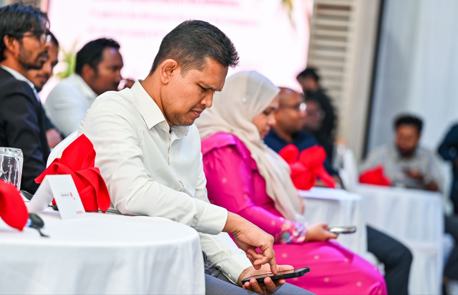 އުރީދޫގެ ހިއްސާދާރުން އަހަރީ އާންމު ޖަލްސާގައި ބައިވެރިވެ، ޖަލްސާގައި ބައިވެރިވުމަށް ހާއްސަކޮއް ލޮގްއިން ވާންޖެހޭ ޕޯޓަލްއަށް ލޮގިން ވަނީ -- ފޮޓޯ: ފަޔާޒު މޫސާ | މިހާރު