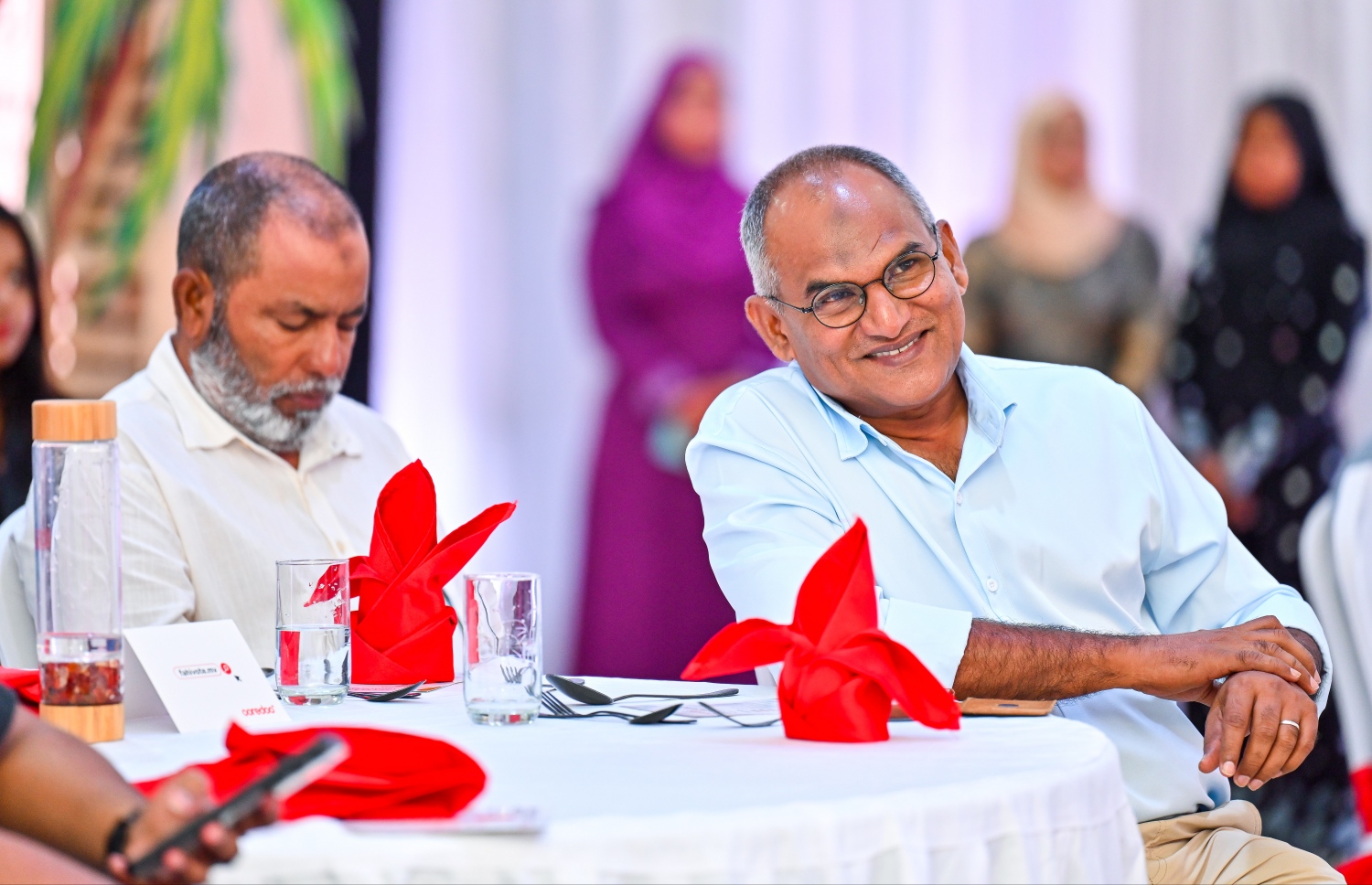 އުރީދޫގެ ބައެއް ހިއްސާދާރުން ސެންޓްރަލް ޕާކްގައި ބޭއްވި އެ ކުންފުނީގެ އަހަރީ އާންމު ޖަލްސާގައި ބައިވެރިވަނީ -- ފޮޓޯ: ފަޔާޒު މޫސާ | މިހާރު