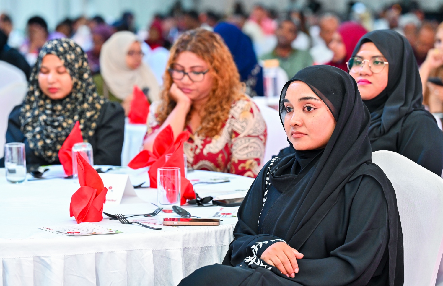 އުރީދޫ އަހަރީ އާންމު ޖަލްސާގައި އެ ކުންފުނީގެ ހިއްސާދާރުން ބައިވެރިވަނީ. މިދިޔަ އަހަރުގެ ފައިދާއިން ހިއްސާއަކަށް 3.27ރ. ބަހަން މި ޖަލްސާގައި ވަނީ ފާސްކޮއްފަ -- ފޮޓޯ: ފަޔާޒު މޫސާ | މިހާރު