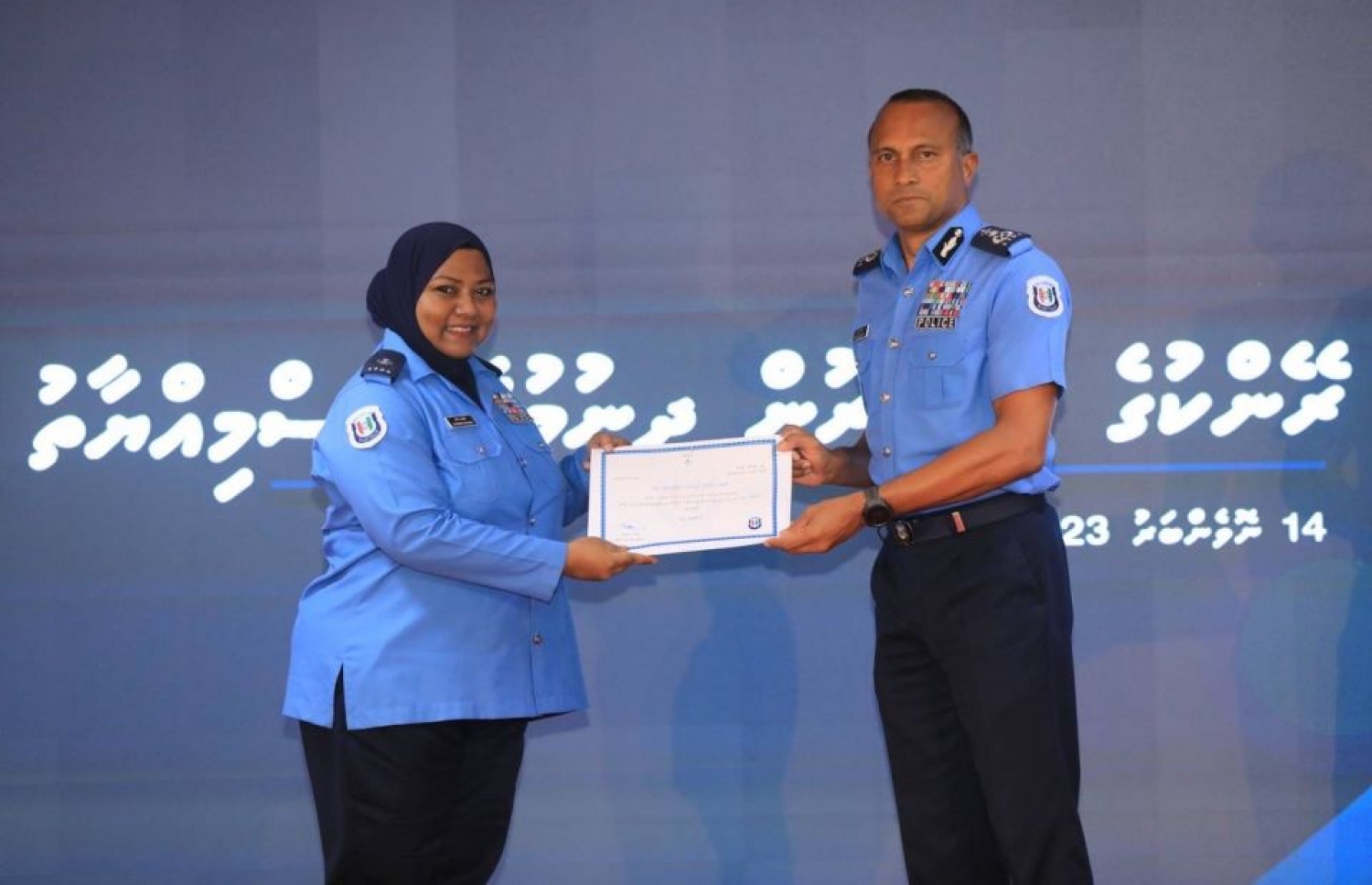 ފުލުހުންގެ އެގްޒެކެޓިވް ރޭންކަށް ނަޝްވާ ހަމަޖައްސަވައި ކުރީގެ ކޮމިޝަނަރު މުހައްމަދު ހަމީދު ލިއުން ހަވާލުކޮށްދެއްވަނީ. -- ފޮޓޯ | ޕޮލިސް