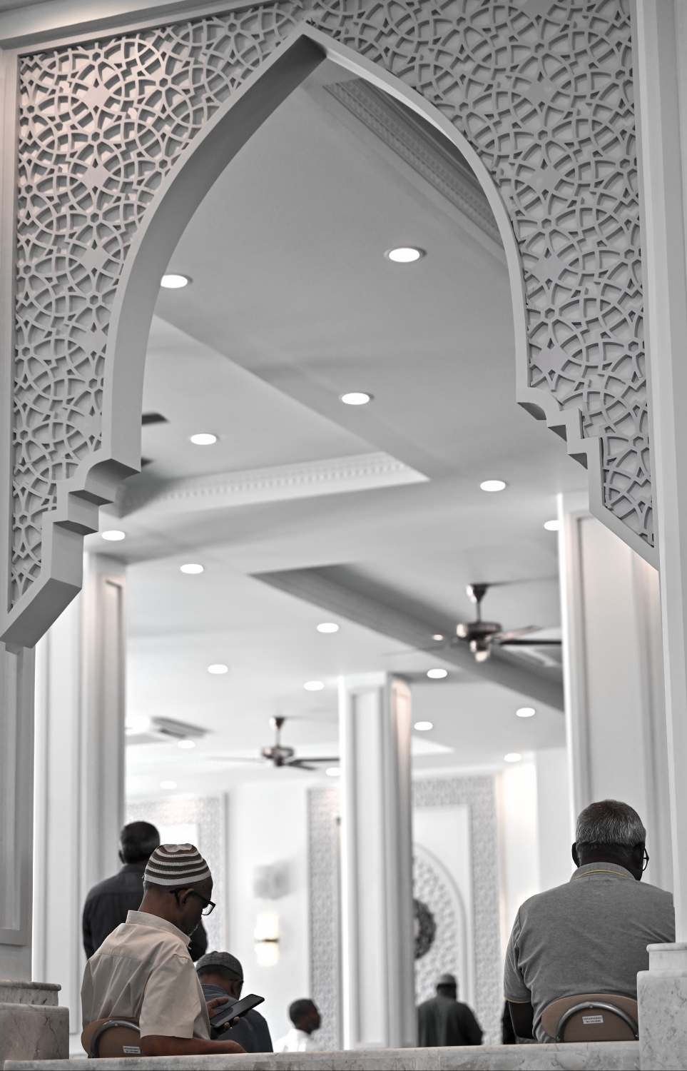 ހުޅުމާލެ 2 ގައި އަލަށް އިމާރާތް ކުރި މިސްކިތުގައި މިއަދު ހުކުރު ނަމާދު ވަގުތު ބަޔަކު ގުރުއާން ކިޔަވަނީ  -- ފޮޓޯ: ފަޔާޒު މޫސާ | މިހާރު