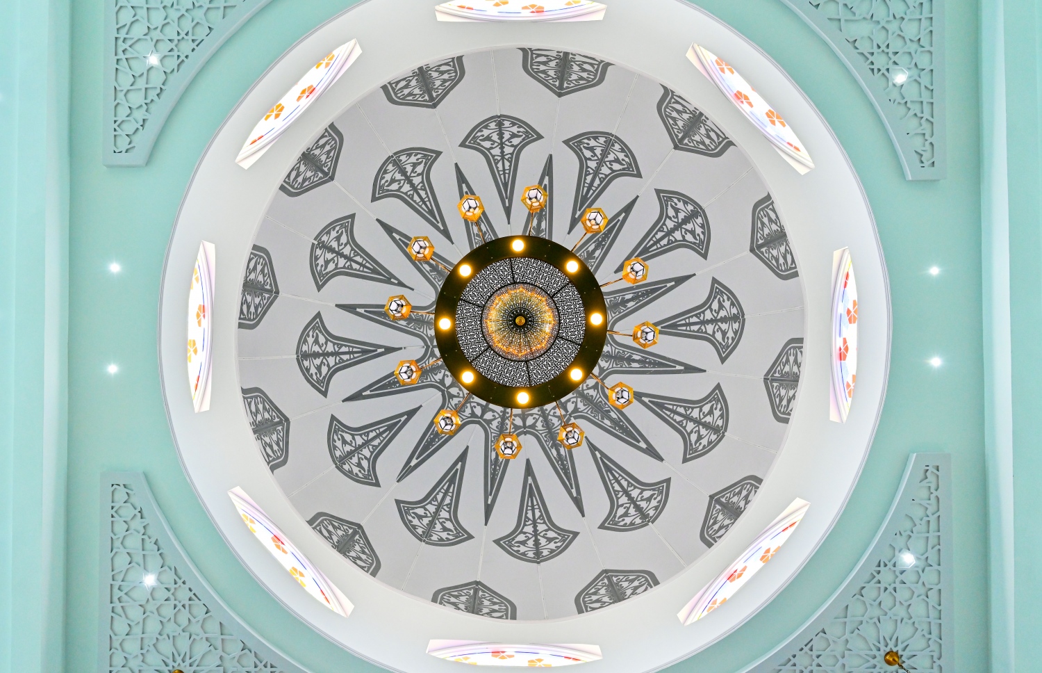 މުނި ހޯމްއިން އިމާރާތްކުރި މިސްކިތުގެ އެތެރެ: "މަސްޖިދު ހަސަން އާދަމް" ގެ ނަމުގައި ހުޅުވި މި މިސްކިތް ހުންނަނީ ހުޅުމާލެ 2 ގެ ނިރޮޅު މަގުގައި -- ފޮޓޯ: ފަޔާޒު މޫސާ | މިހާރު