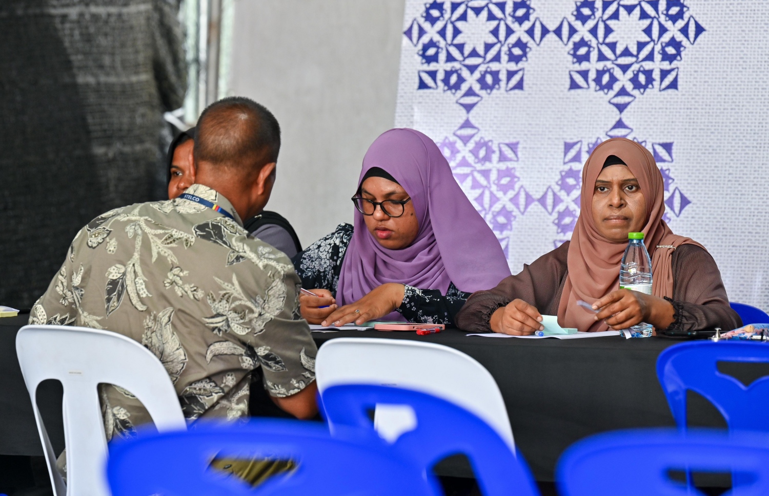 މާލޭ ސިޓީގެ ކޮންމެ ގޭބިސީއަކަށް ކާޑުގެ ބާވަތްތައް ބެހުމުގެ މަސައްކަތް މިއަދު ވަނީ ފަށާފައި - ފޮޓޯ: ފަޔާޒު މޫސާ / މިހާރު