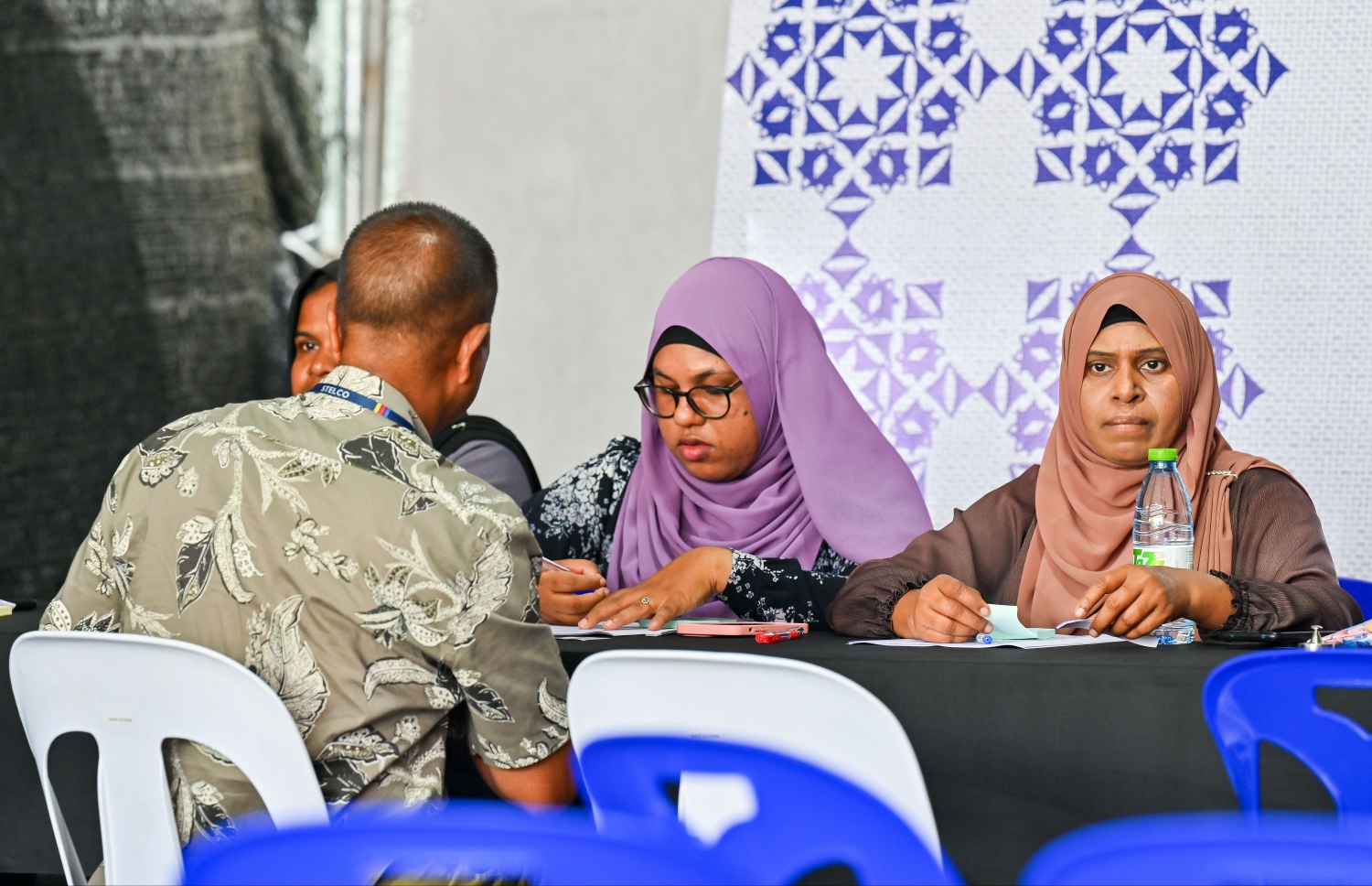 ގޭބިސީތަކަށް ކާޑުގެ ބާވަތްތައް ބަހަން ސިޓީ ކައުންސިލްގެ އާންމު ހިދުމަތްތަކާ ބެހޭ އިމާރާތުގައި ކިއު ނަންބަރު ދޫކުރަނީ.--- ފޮޓޯ: ފަޔާޒު މޫސާ | މިހާރު