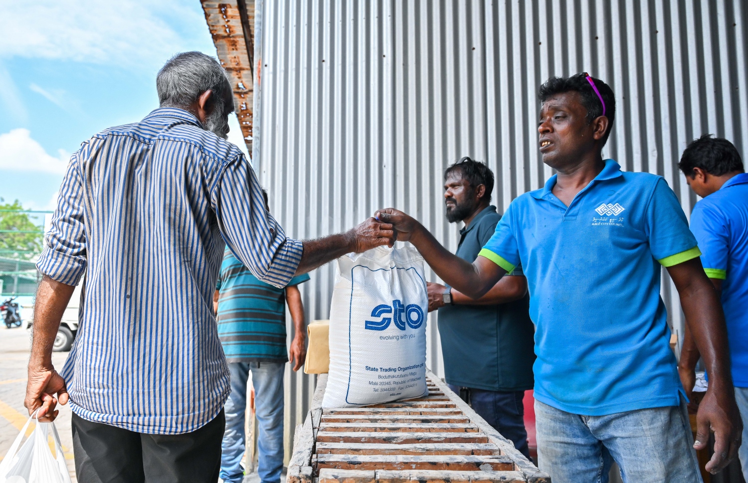 ސަރުކާރުން ކޮންމެ ގޭބީސީއަކަށް ހަދިޔާ ކުރާ 10 ކިލޯގެ ހަނޑޫ އަދި 10 ކިލޯގެ ފުށް ބަސްތާއެއް ސިޓީ ކައުންސިލްގެ އާންމު ހިދުމަތްތަކާ ބެހޭ ބައިގެ އިމާރާތުގައި ބަހަނީ.--- ފޮޓޯ: ފަޔާޒު މޫސާ | މިހާރު